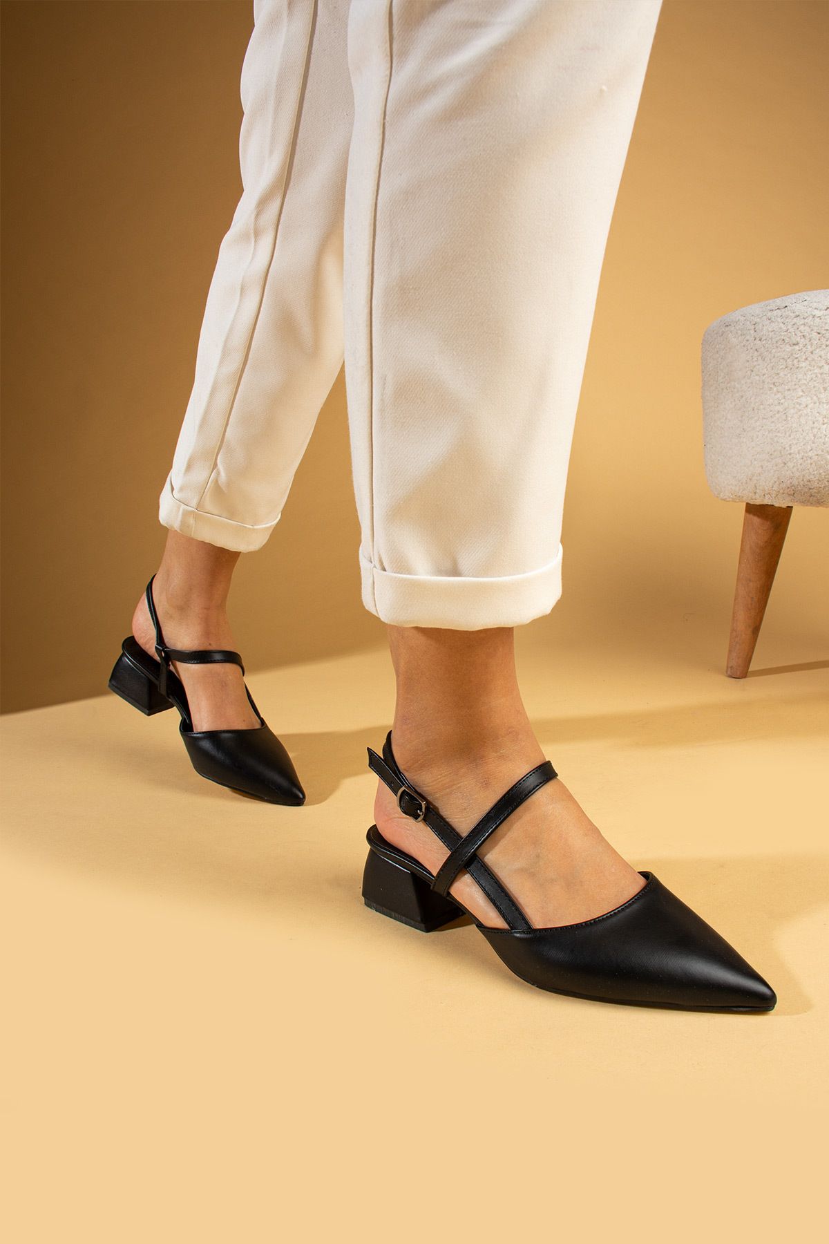 Pembe Potin Kadın Mary Jane Siyah Arkası Açık Sivri Burunlu Baretli Kısa Kısa Topuklu Ayakkabı