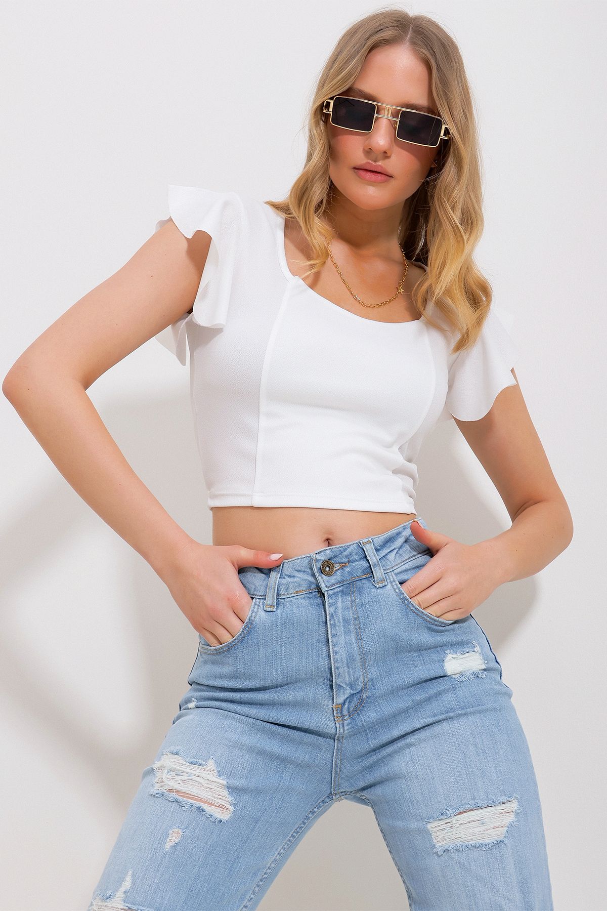 Trend Alaçatı Stili Kadın Beyaz Geniş Yaka Kolları Volanlı Örme Bluz ALC-X11869