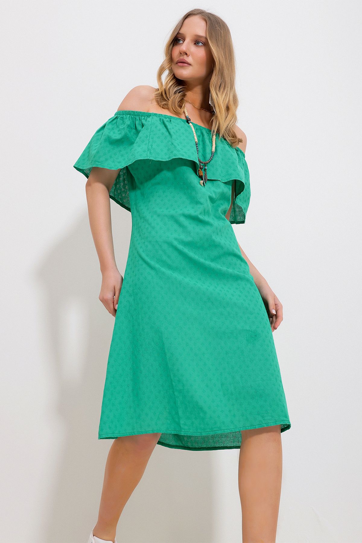 Trend Alaçatı Stili Kadın Yeşil Madonna Yaka Kendinden Desenli Dokuma Elbise ALC-X11810
