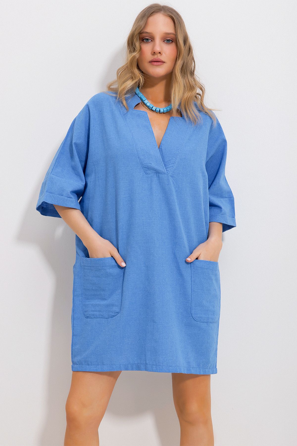 Trend Alaçatı Stili Kadın Mavi V Yaka Çift Cepli Keten Tasarım Dokuma Elbise ALC-X11816