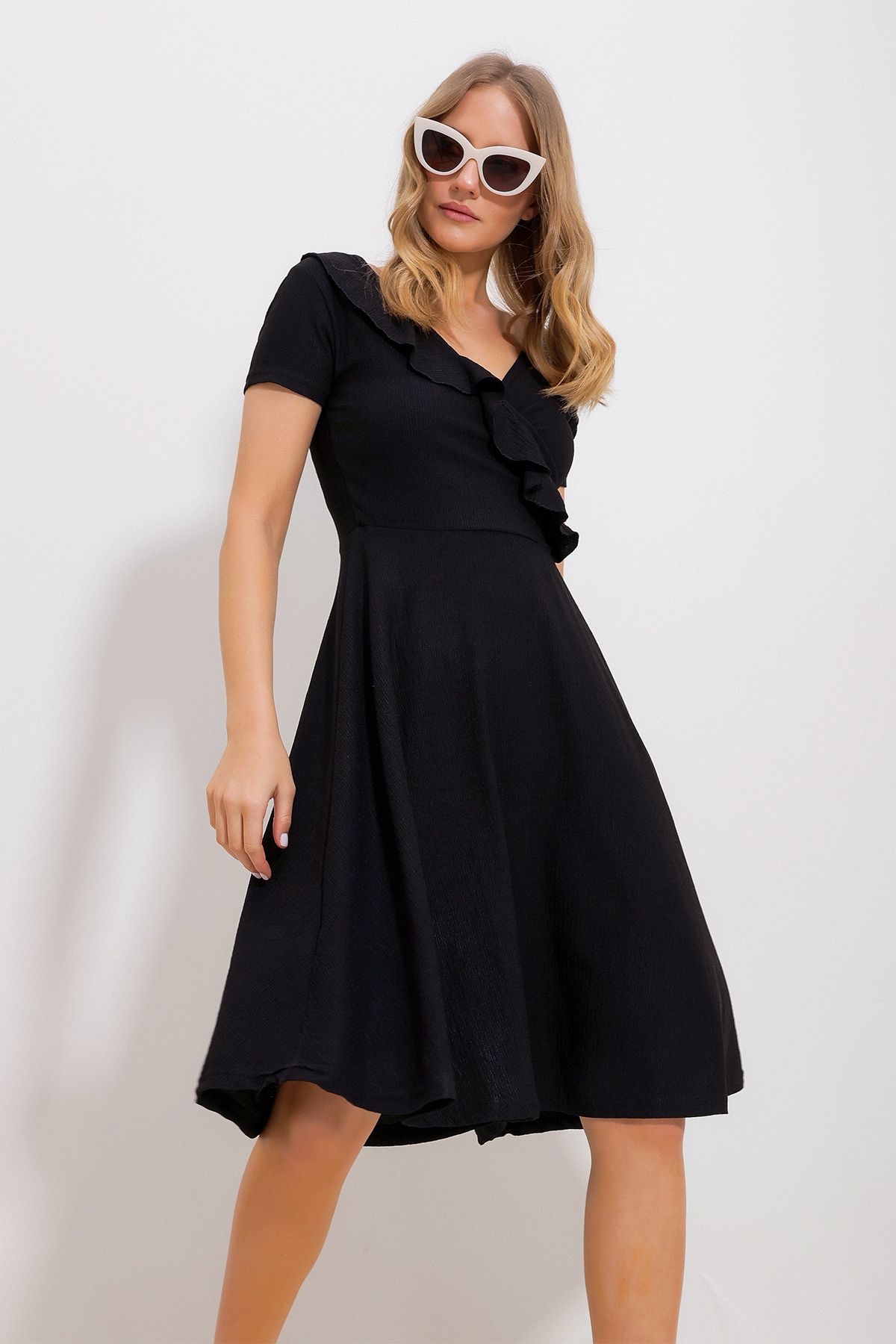 Trend Alaçatı Stili Kadın Siyah V Yaka Yakası Fırfırlı Midiboy Örme Elbise ALC-X11774
