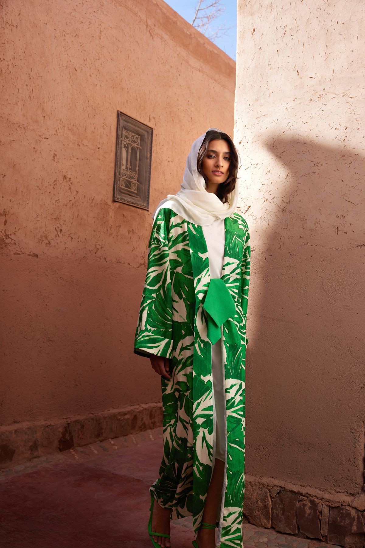 TRENDYOL MODEST Yeşil Tropikal Desenli Uzun Dokuma Kimono & Kaftan TCTSS24KF00000