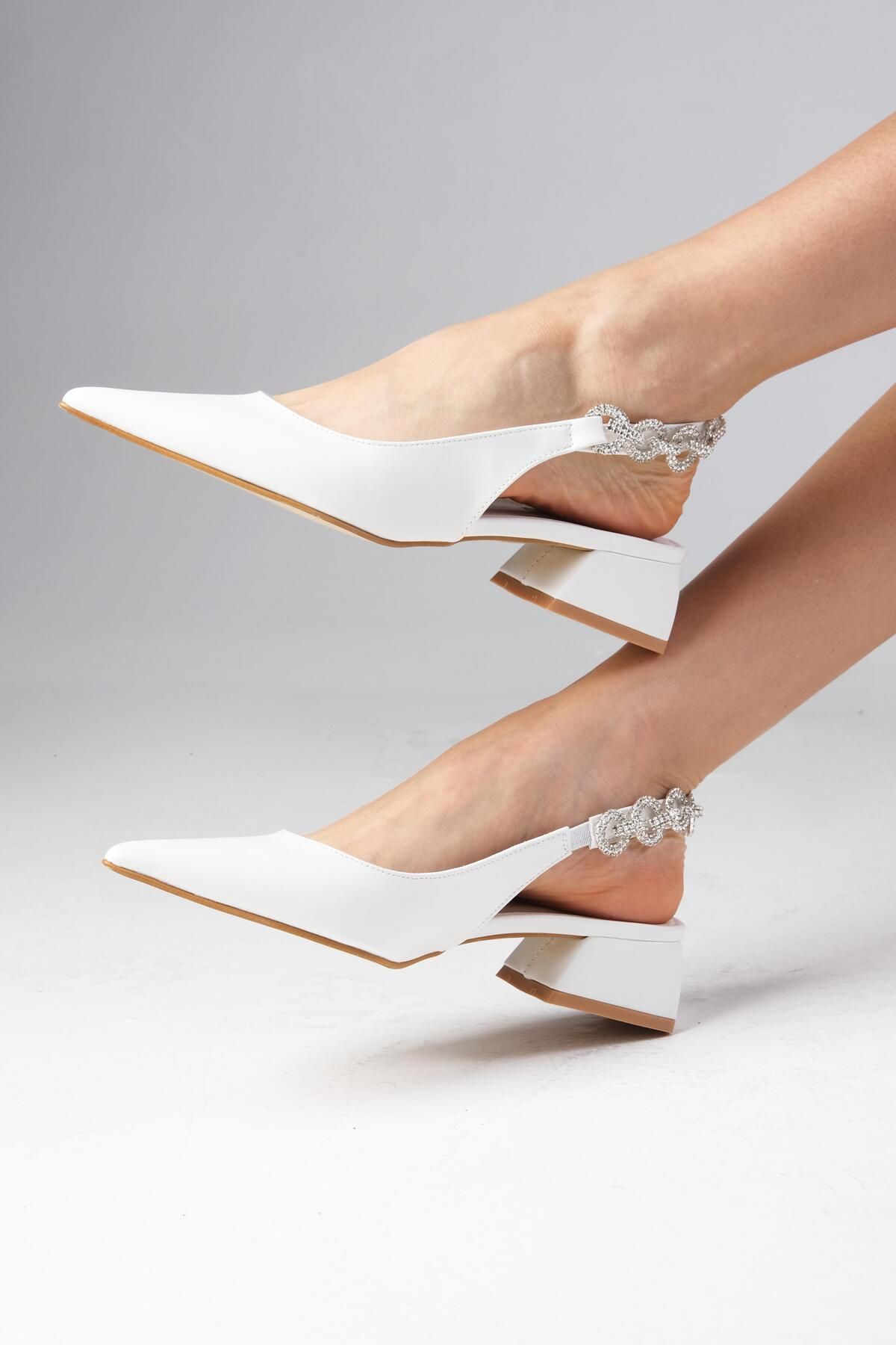 Mio Gusto Sophie Beyaz Renk Arkası Açık Taş Bantlı Kadın Kısa Topuklu Ayakkabı