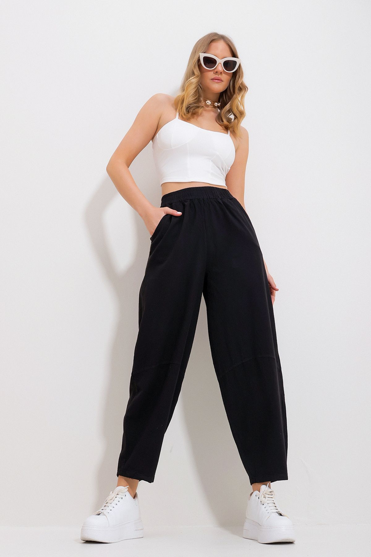 Trend Alaçatı Stili Kadın Siyah Beli Lastikli Çift Cepli Dizleri Dikiş Detaylı Şalvar Kesim Gabardin Pantolon ALC-X11885
