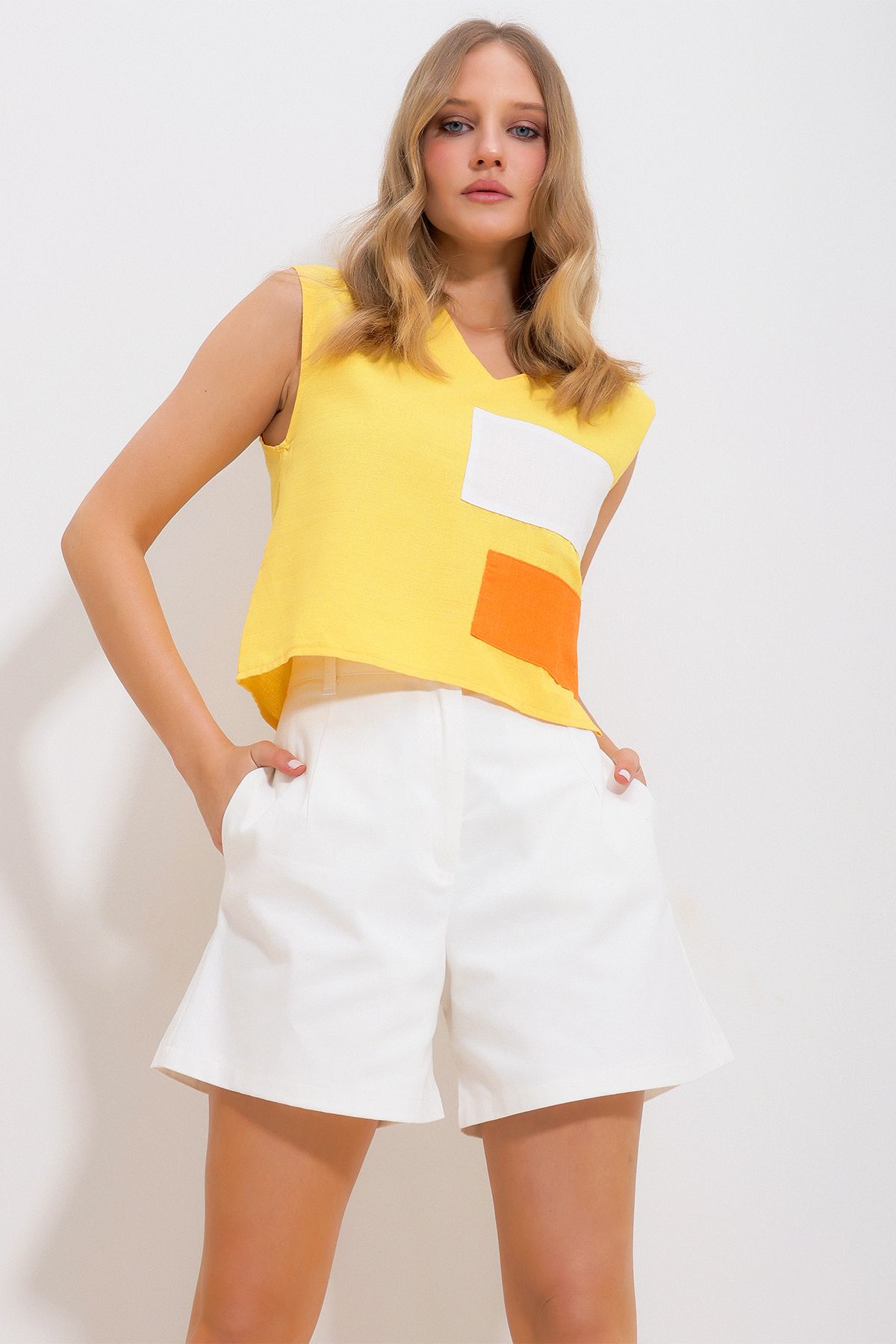 Trend Alaçatı Stili Kadın Sarı V Yaka Kolsuz Tasarım Dokuma Bluz ALC-X11811