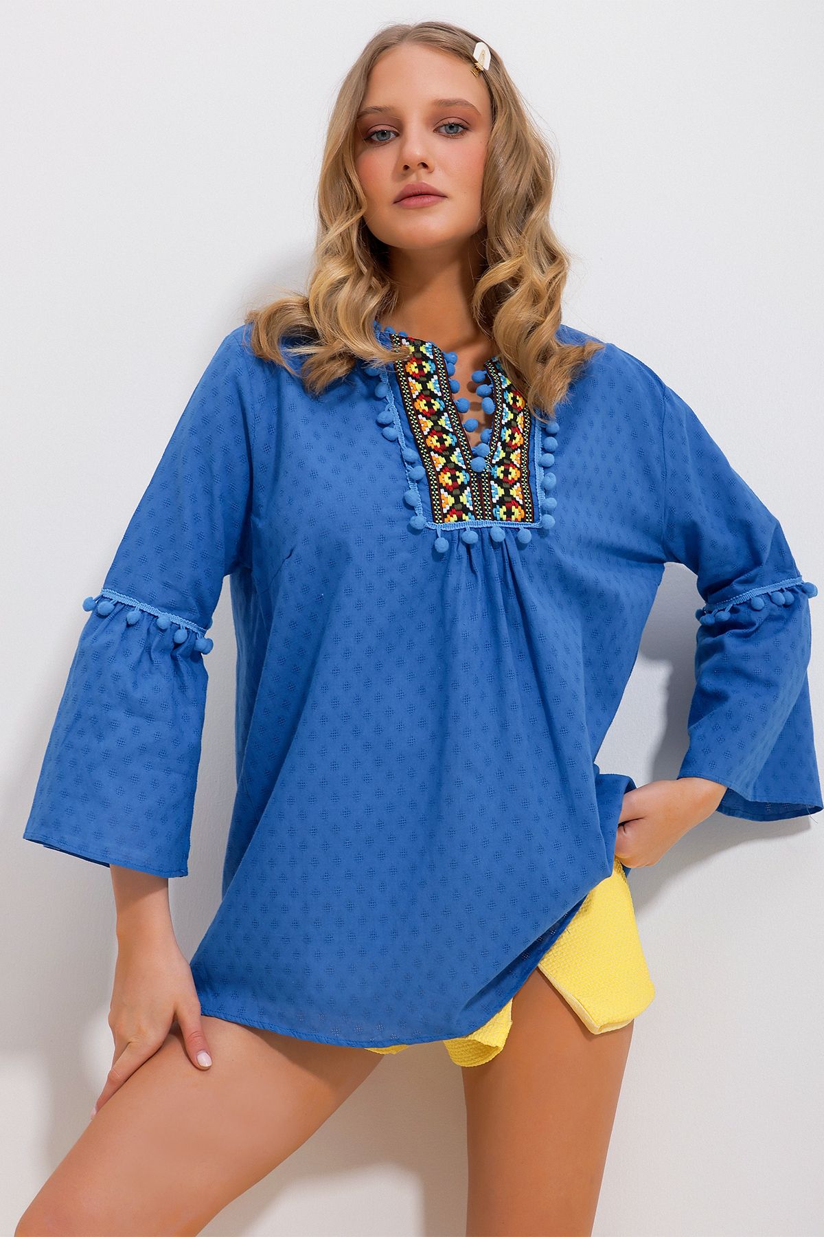 Trend Alaçatı Stili Kadın Mavi Etnik Desenli %100 Pamuk Bluz ALC-X11819