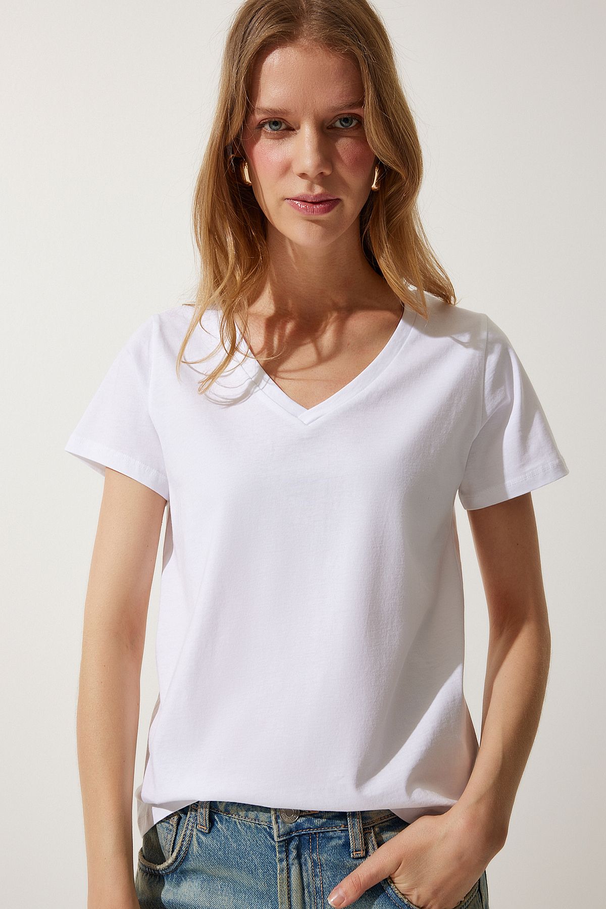 Happiness İstanbul Kadın Beyaz V Yaka Basic Örme T-Shirt  UB00261