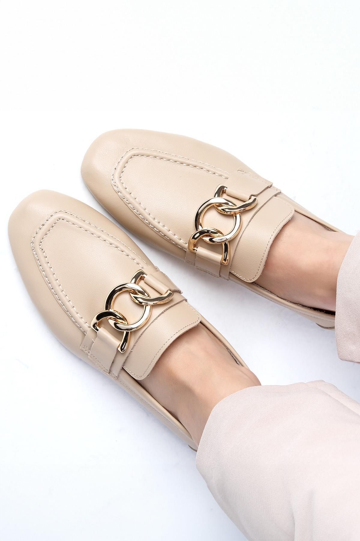 Mio Gusto Dakota Hakiki Deri Ten Rengi Zincir Aksesuarlı  Küt Burunlu Kadın Loafer Ayakkabı