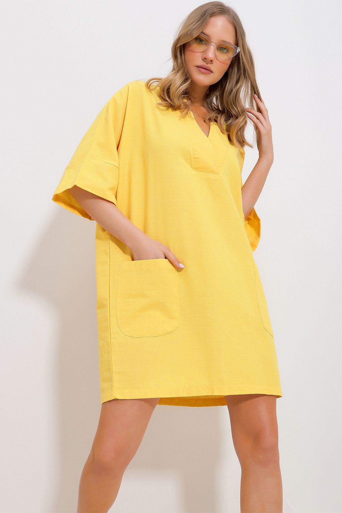 Trend Alaçatı Stili Kadın Sarı V Yaka Çift Cepli Keten Tasarım Dokuma Elbise ALC-X11816