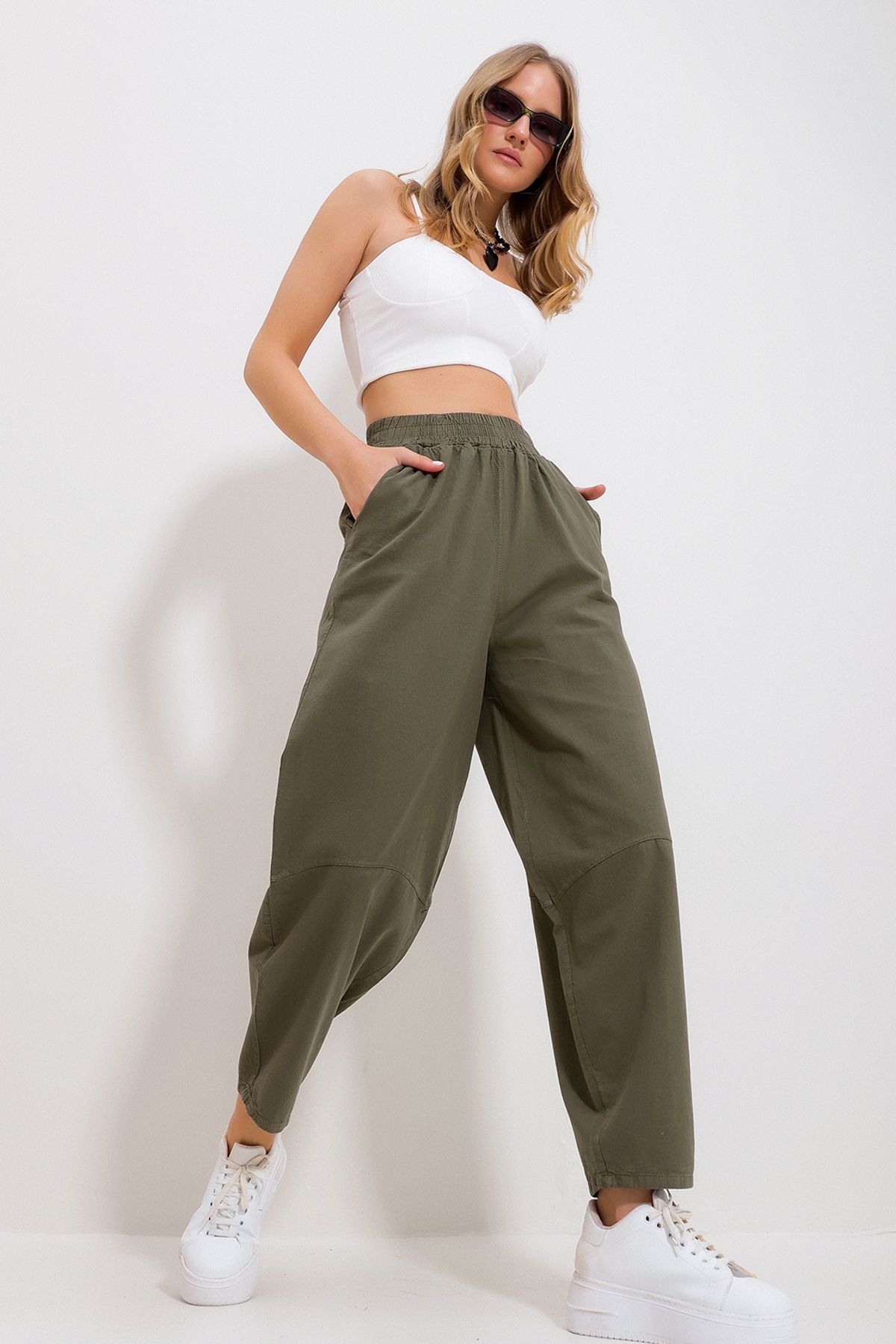 Trend Alaçatı Stili Kadın Haki Beli Lastikli Çift Cepli Dizleri Dikiş Detaylı Şalvar Kesim Gabardin Pantolon ALC-X11885