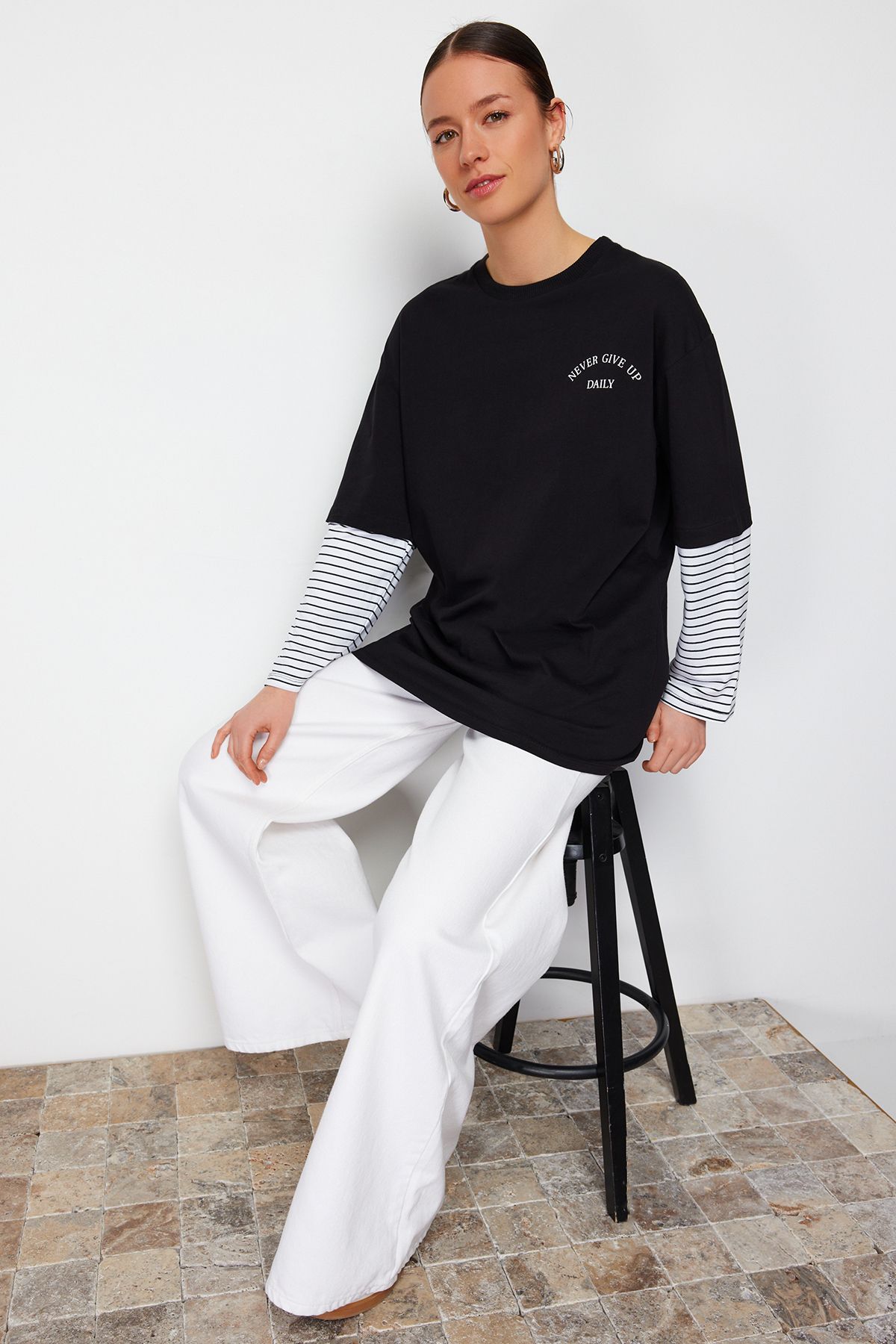 TRENDYOL MODEST Siyah Çizgili Kol Detaylı Örme T-Shirt TCTSS24RT00000