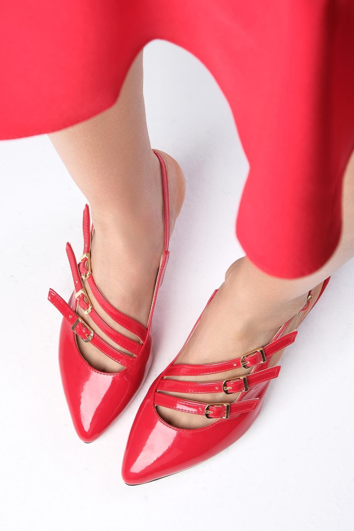 Mio Gusto Naomi Kırmızı Renk Rugan Arkası Açık Bant Detaylı Kısa Topuklu Kadın Ayakkabı