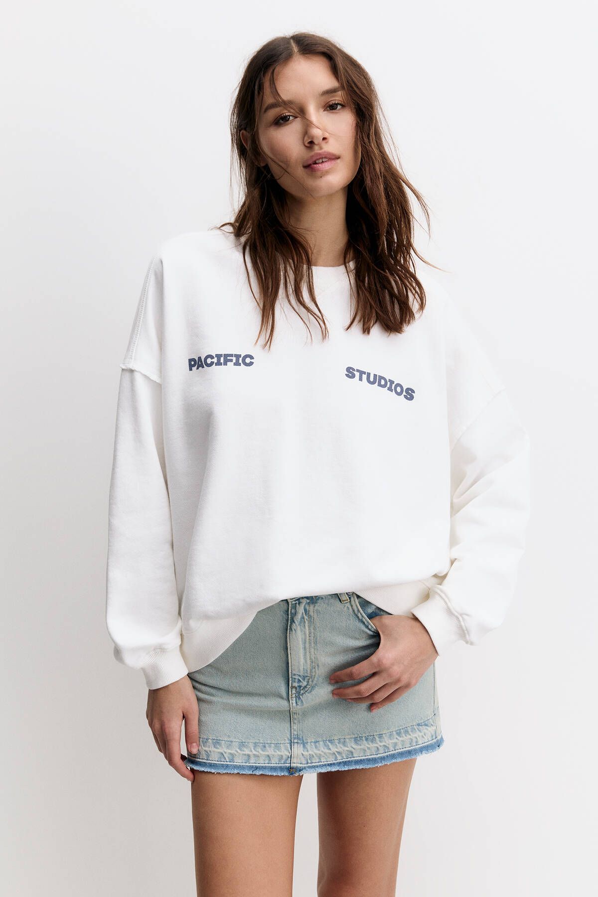 Pull & Bear Grafik baskılı ve sloganlı beyaz kapüşonlu sweatshirt