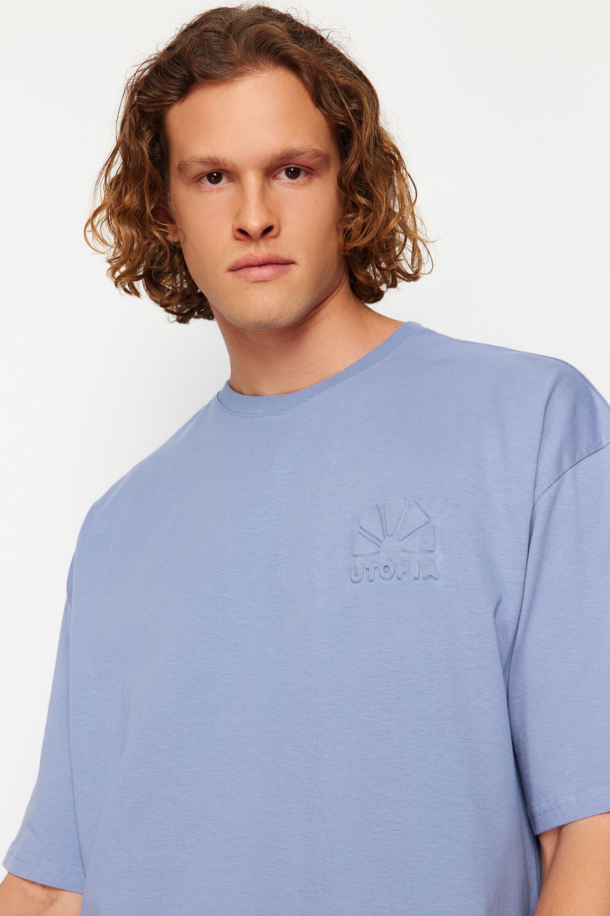 TRENDYOL MAN Mavi  Oversize Kabartma Baskılı %100 Pamuklu T-Shirt TMNSS24TS00110