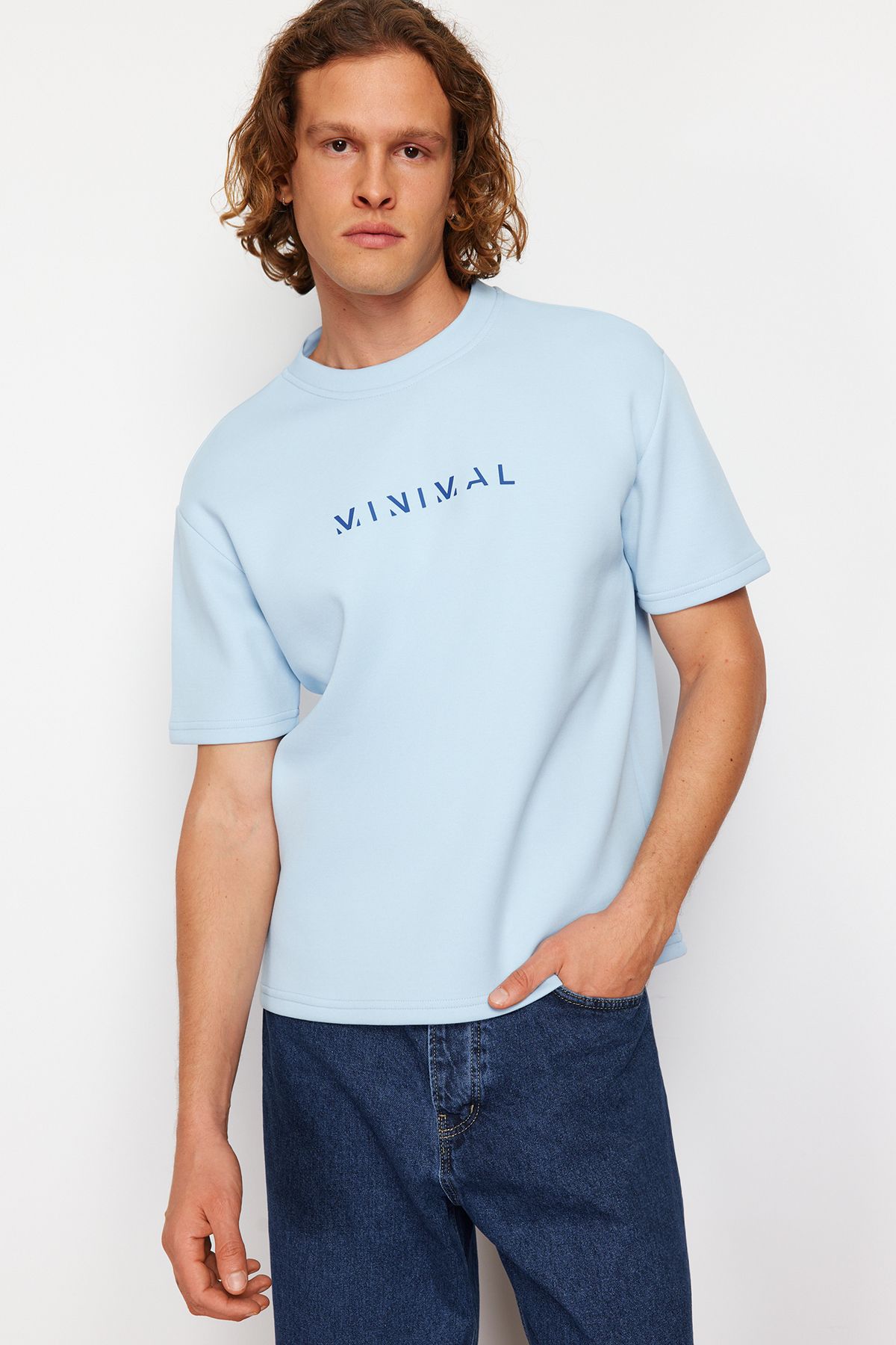 TRENDYOL MAN Mavi  Relaxed/Rahat Kesim Kabarık Yazı Baskılı Kısa Kollu Tok Kumaşlı T-Shirt TMNSS24TS00114