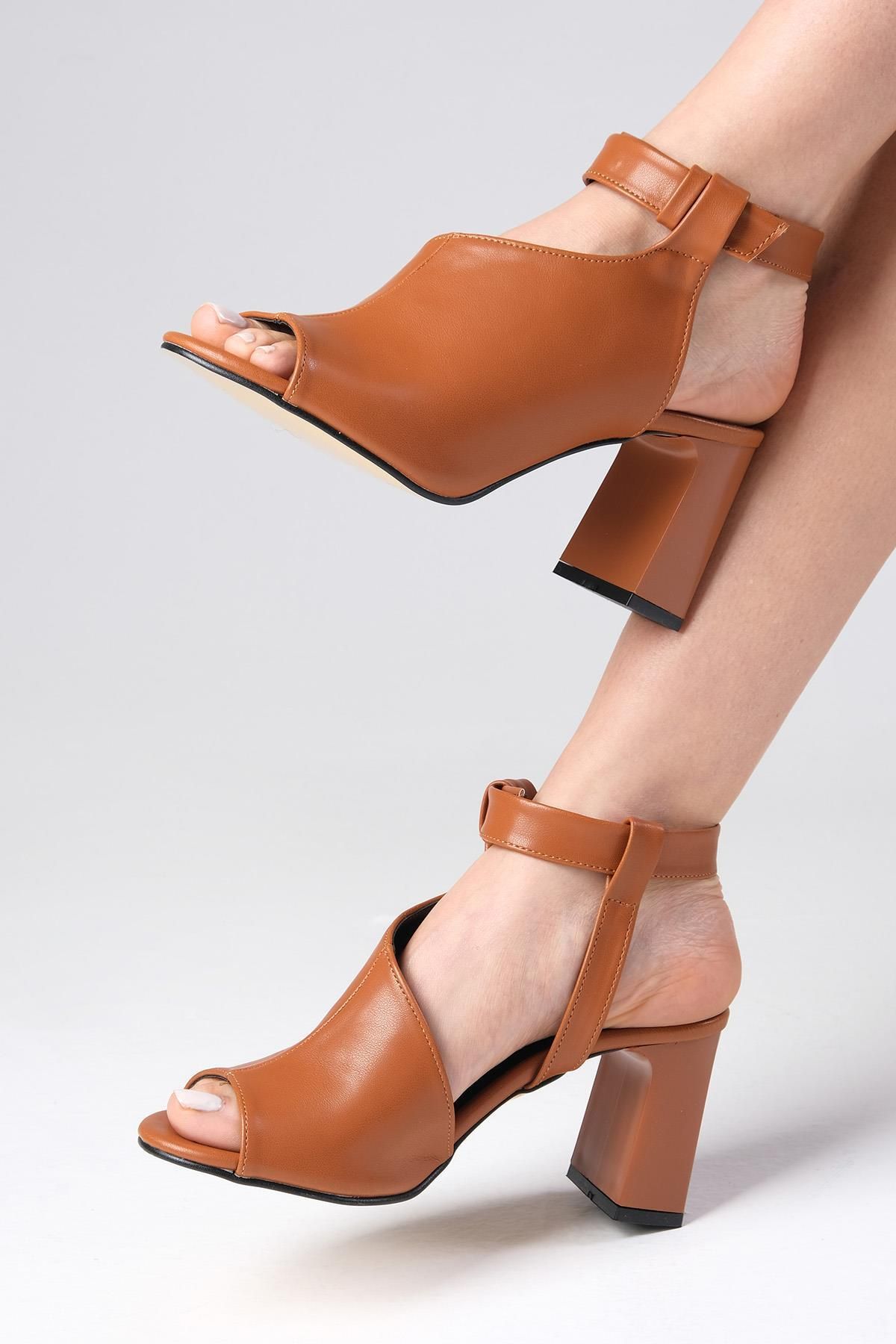 Mio Gusto Sonya Taba Renk Asimetrik Kesimli Bilek Bantlı Kadın Kalın Topuklu Sandalet
