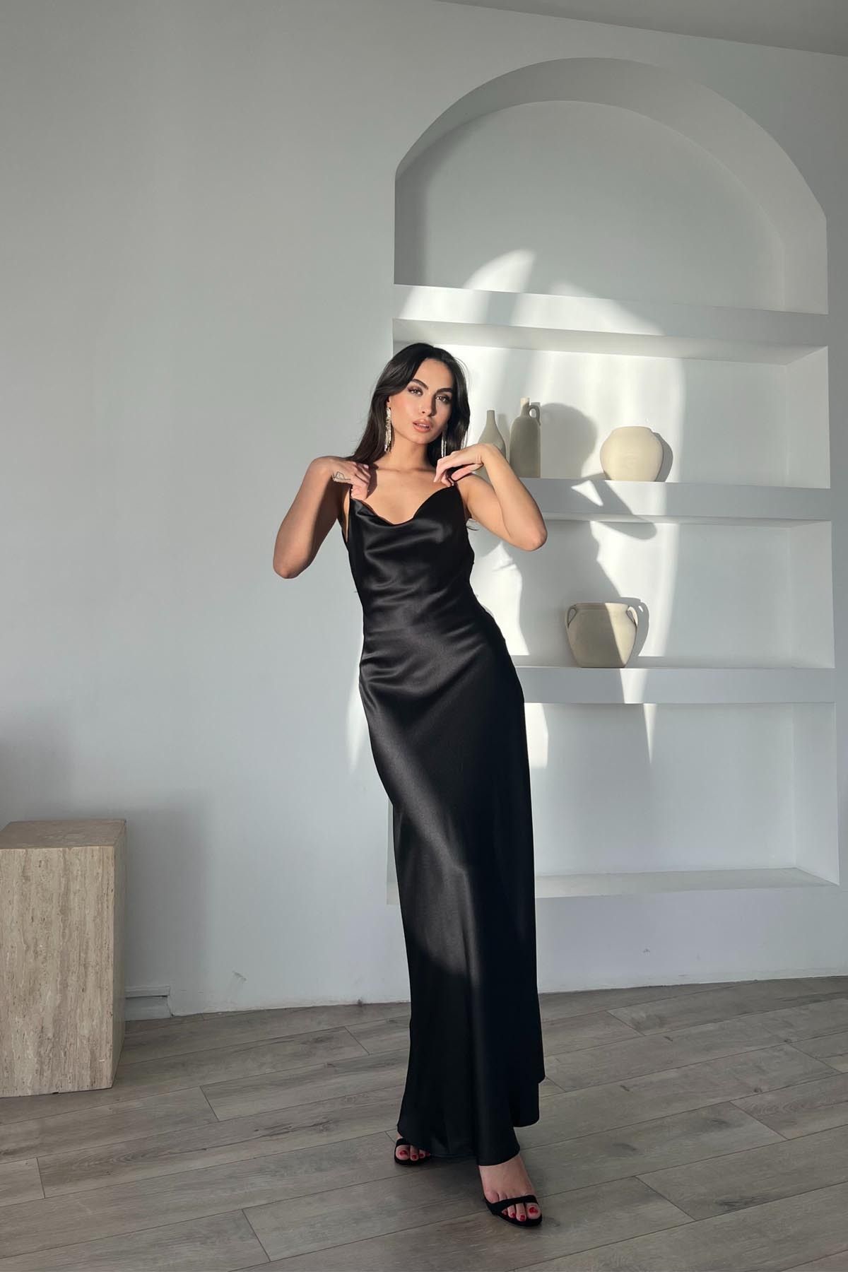 Seda Yalçın Atelier Siyah Askılı Sırt Detaylı Uzun Saten Elbise