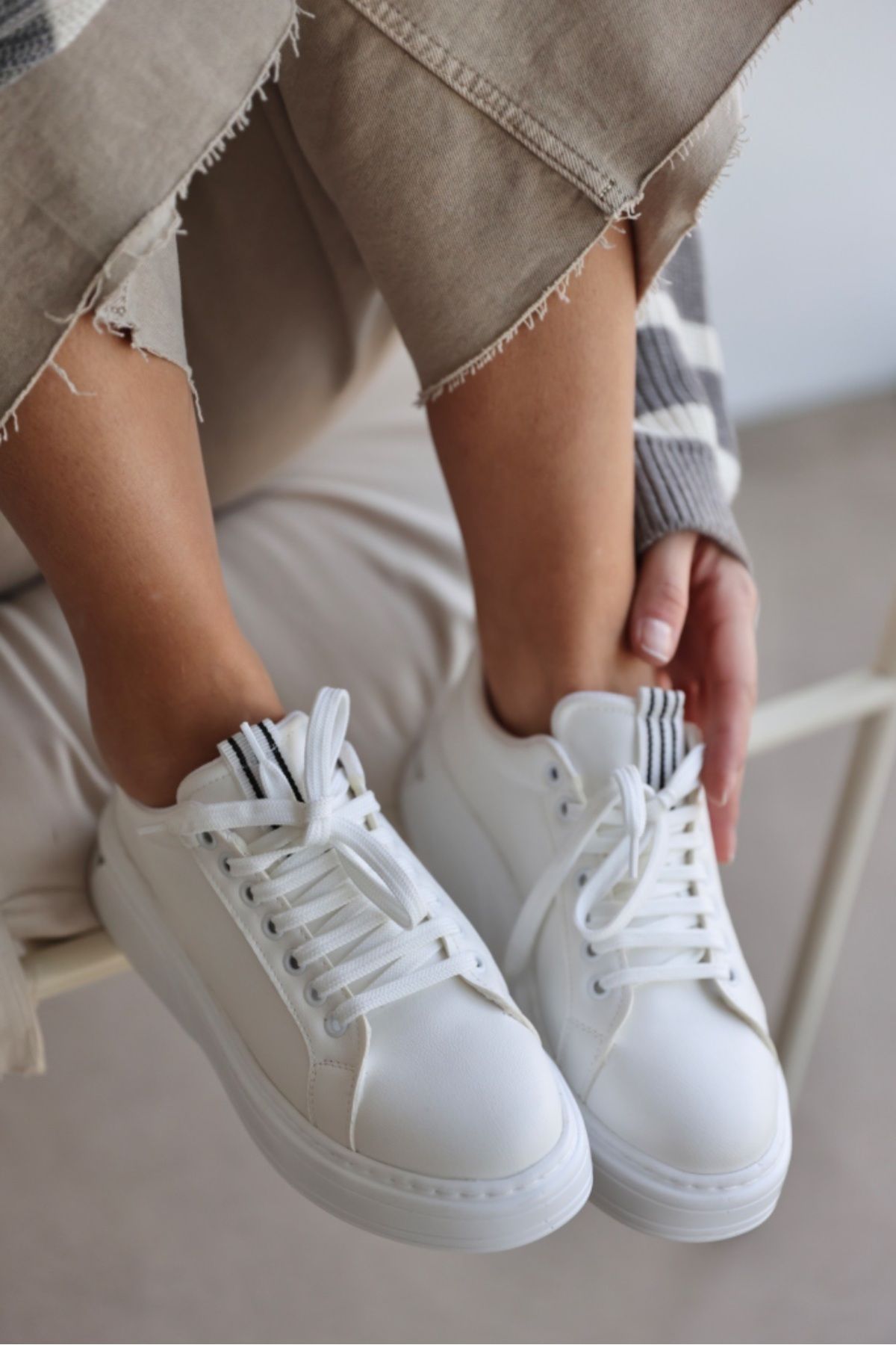 selinshoes Travers Şerit Detaylı Bağcıklı Kadın Spor Ayakkabı -  BEYAZ