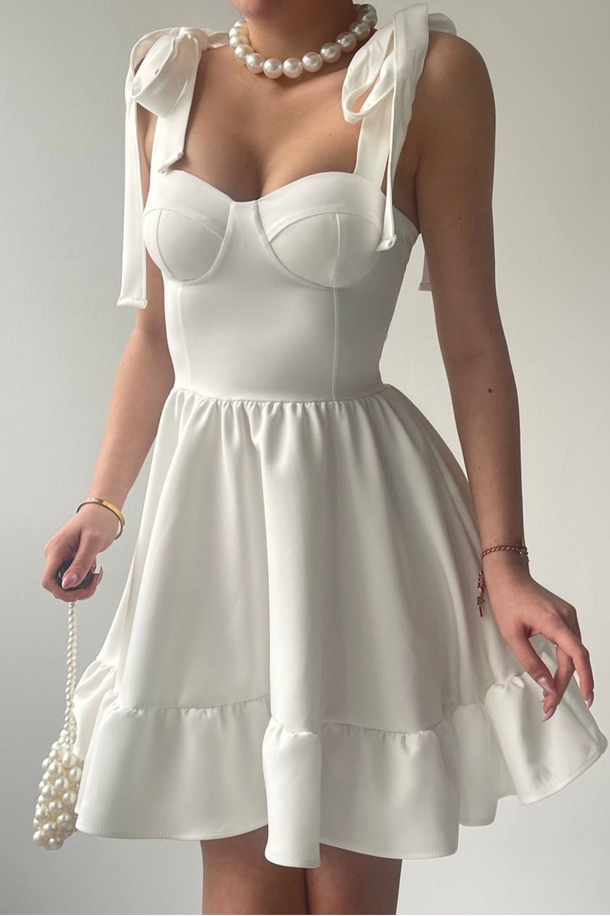 bayansepeti Beyaz Atlas Kumaş Göğüs Destekli Bağlamalı  Askı Detaylı Kloş Mini Elbise 236