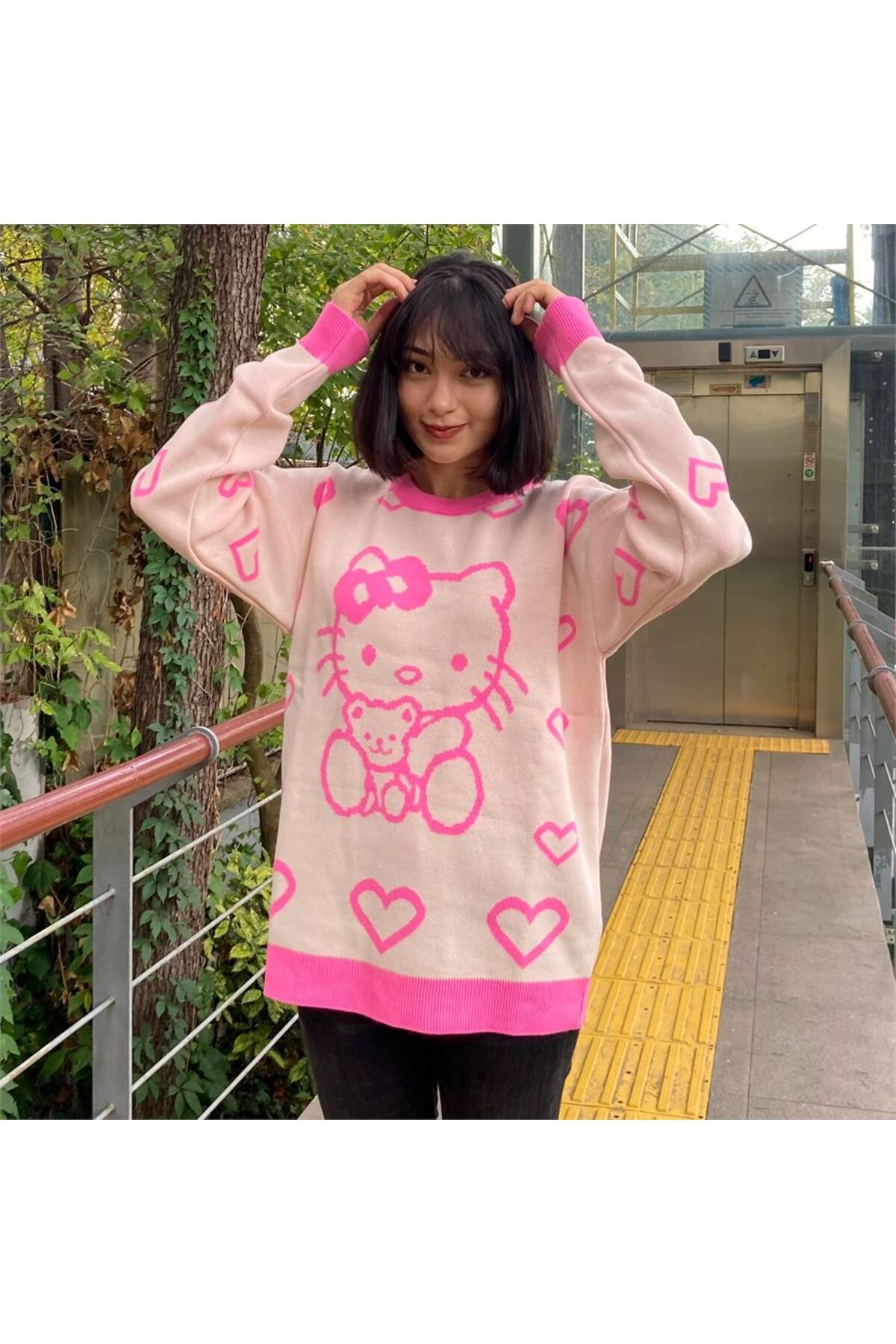 Köstebek Pembe Hello Kitty - Teddy Friend Desenli Ekru Oversize Kazak