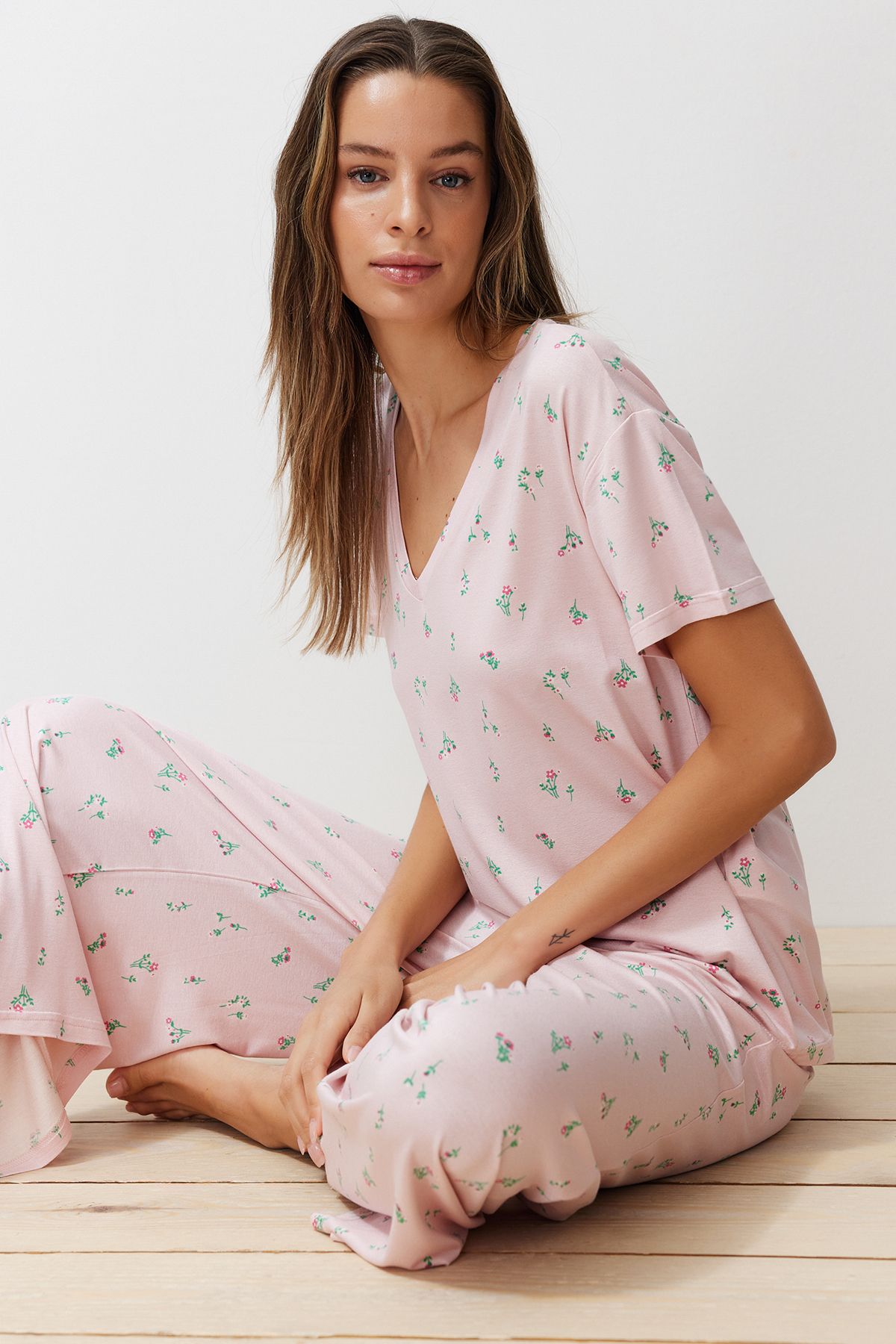 TRENDYOLMİLLA Pudra-Çok Renkli Çiçekli Örme Pijama Takımı THMSS24PT00231
