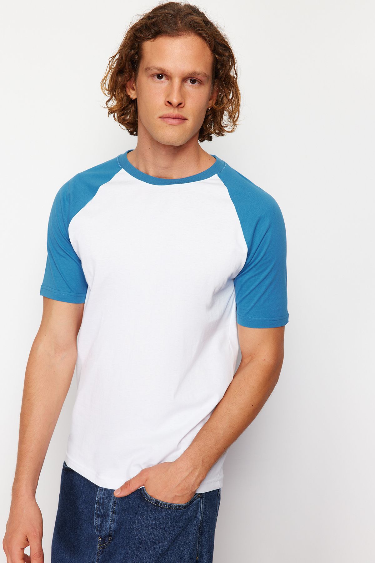 TRENDYOL MAN Mavi  Regular/Normal Kesim Siyah Kol Panelli %100 Pamuk Kısa Kol T-Shirt TMNSS20TS0182