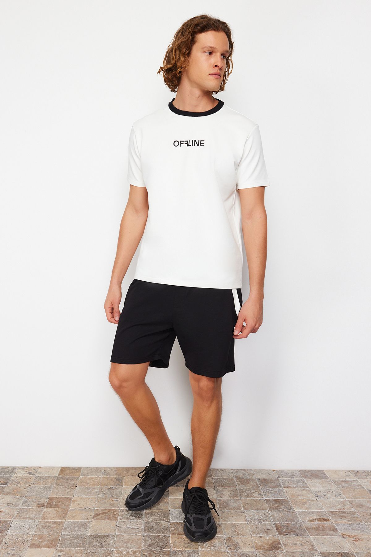 TRENDYOL MAN Ekru-Siyah  Regular/Normal Kesim Kabarık Yazı Baskı T-Shirt-Şort Eşofman Takımı TMNSS24EM00006