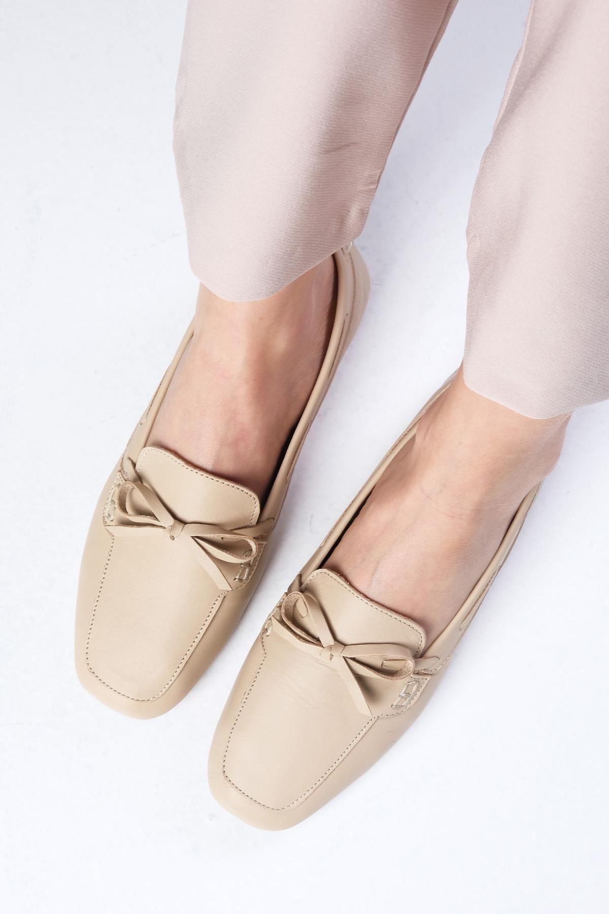 Mio Gusto Deri Ten Rengi Fiyonk Aksesuarlı Küt Burunlu Kadın Loafer Ayakkabı