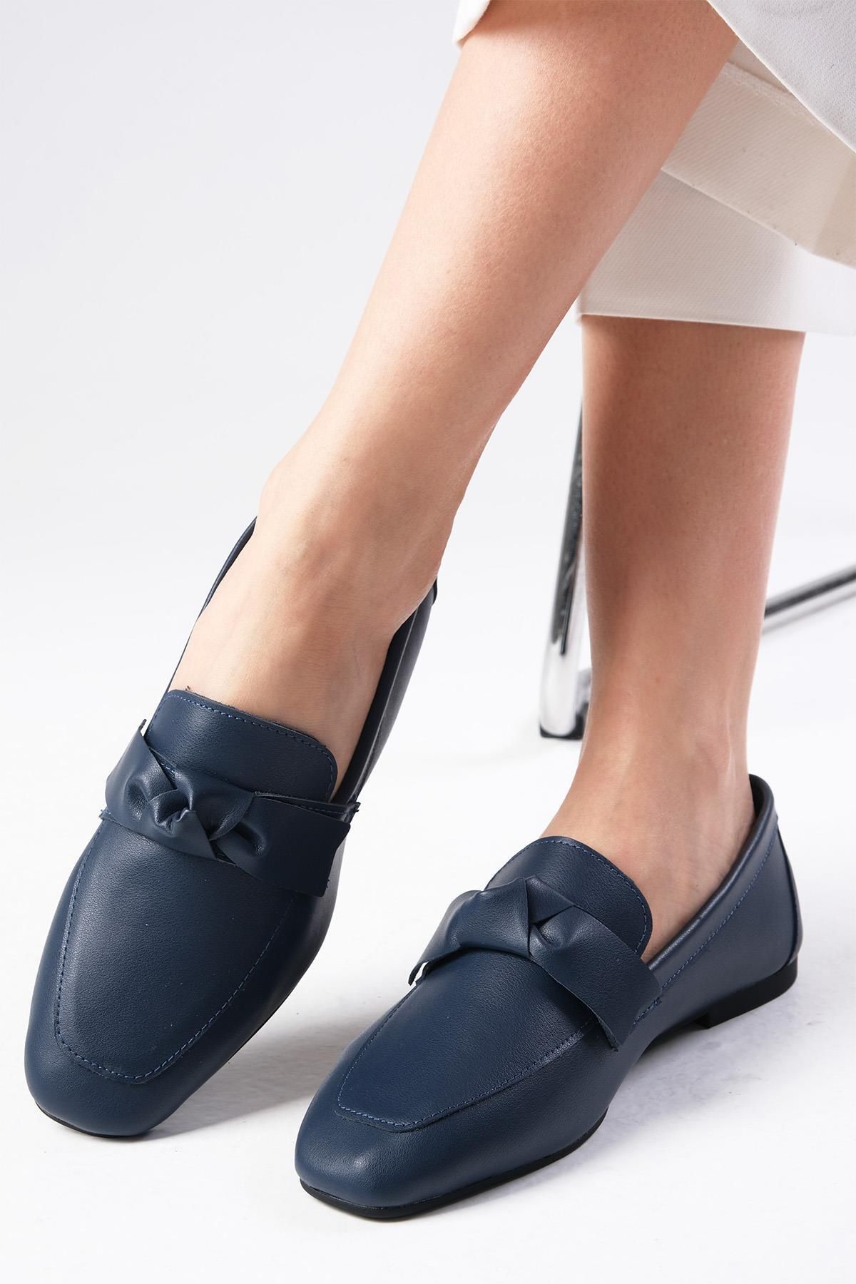 Mio Gusto Candy Hakiki Deri Lacivert Renk Fiyonk Aksesuarlı  Küt Burunlu Kadın Loafer Ayakkabı