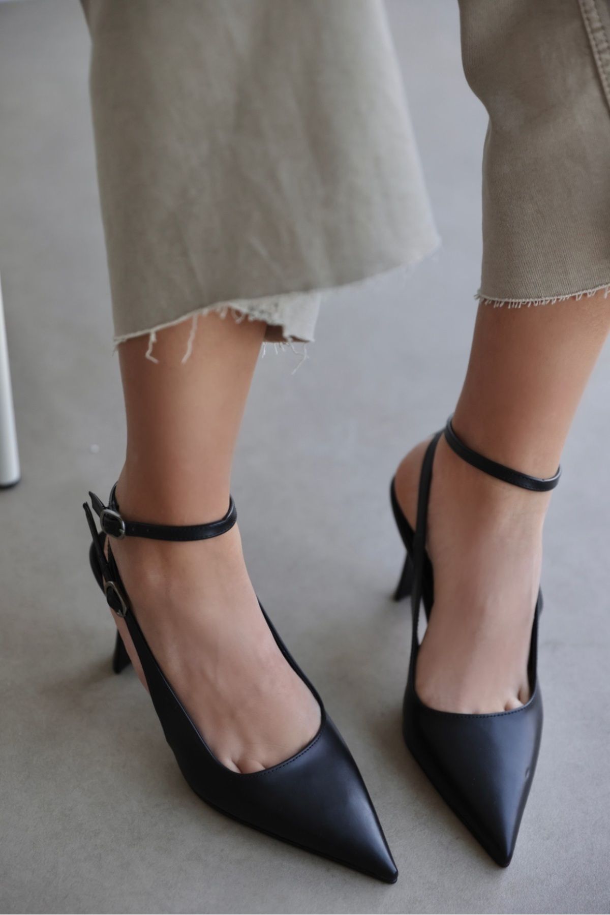 selinshoes Darcy Bilekten Bağlamalı Sivri Burunlu Kadın Topuklu Ayakkabı - SİYAH