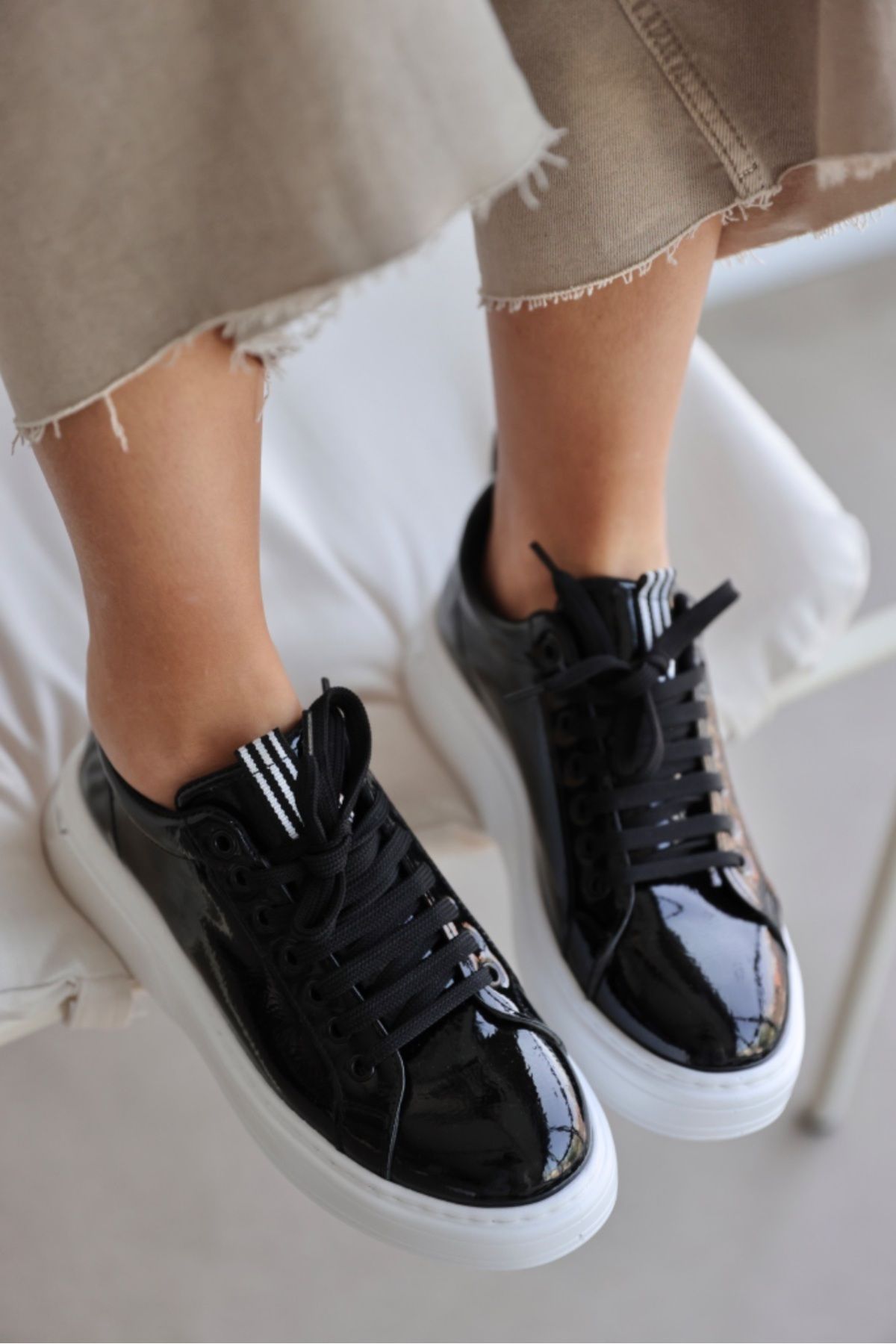 selinshoes Travers Şerit Detaylı Bağcıklı Kadın Spor Ayakkabı -  SİYAH RUGAN