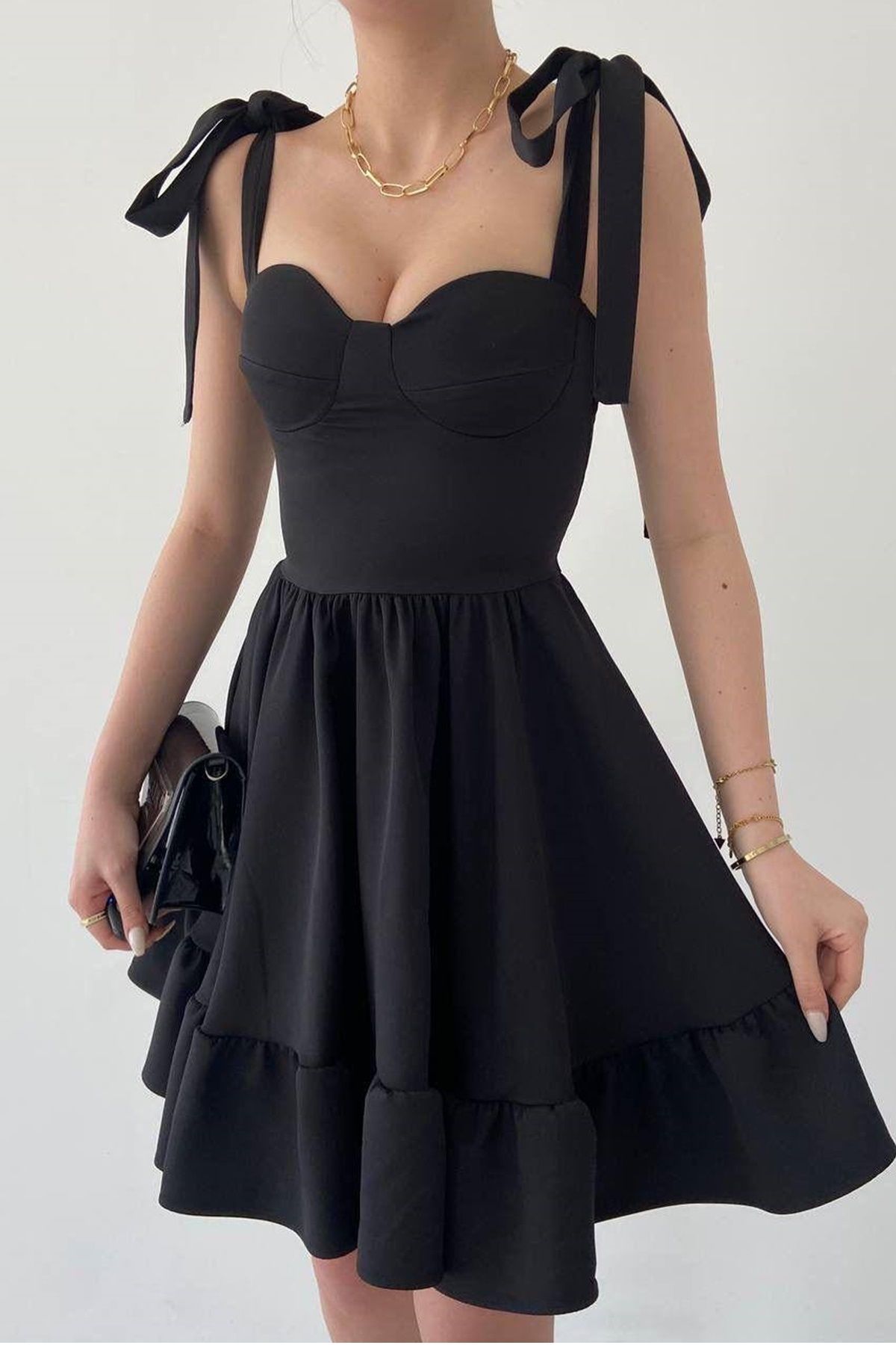 bayansepeti Siyah Atlas Kumaş Göğüs Destekli Bağlamalı  Askı Detaylı Kloş Mini Elbise 236