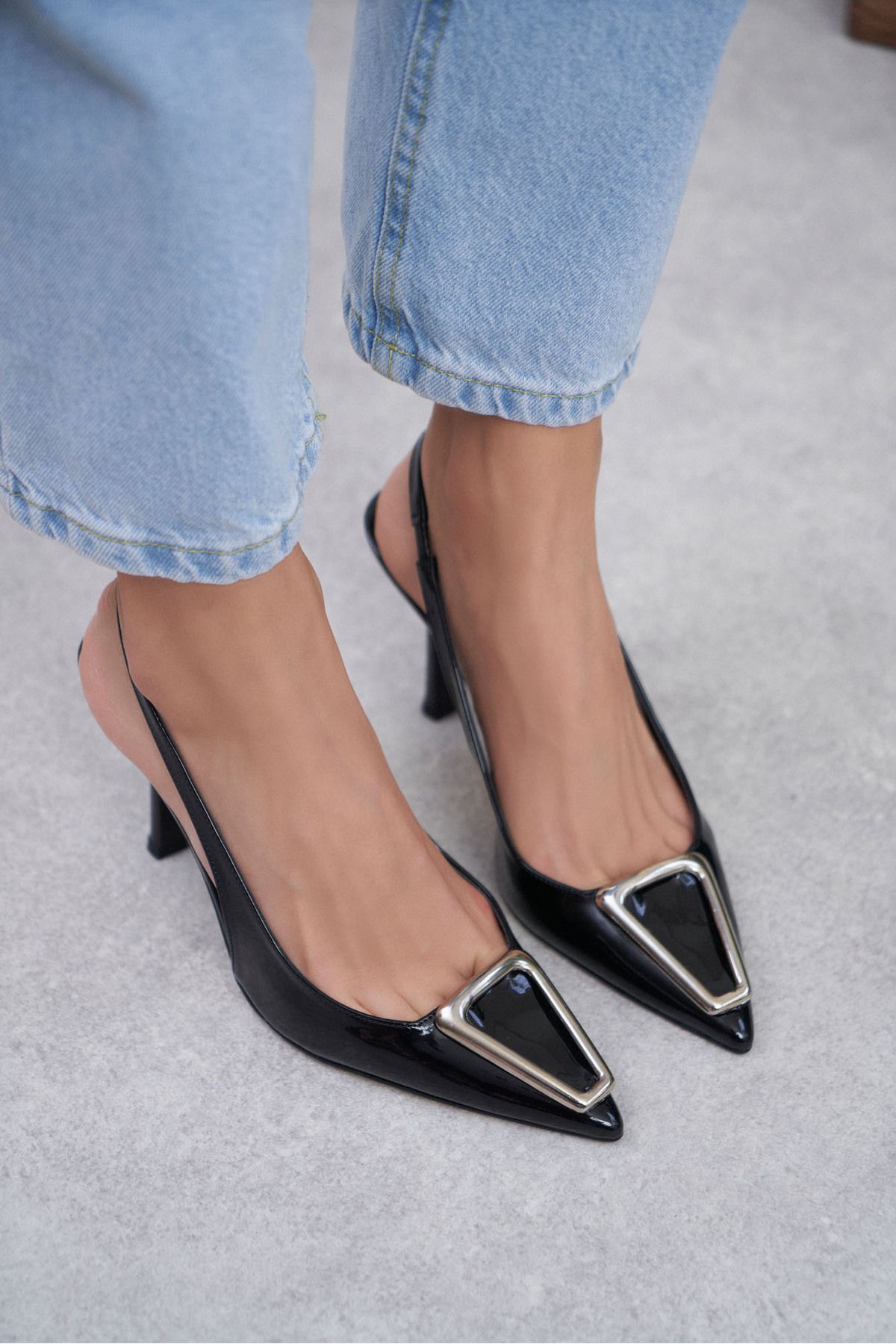NİŞANTAŞI SHOES Minaka Siyah Rugan Aksesuar Detaylı Bilek Bağlı Kadın Topuklu Ayakkabı