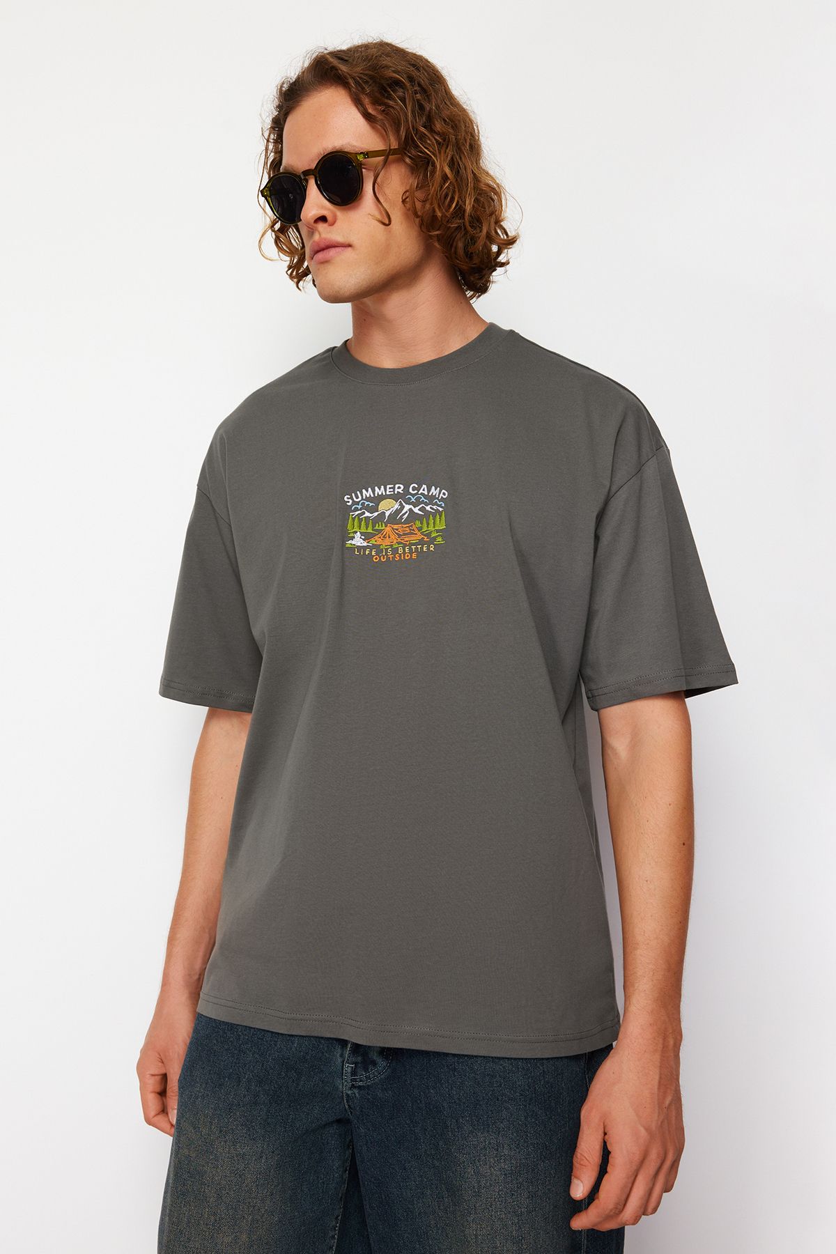 TRENDYOL MAN Antrasit  Oversize/Geniş Kesim Kısa Kol Manzara Nakışlı %100 Pamuklu T-Shirt TMNSS23TS00243