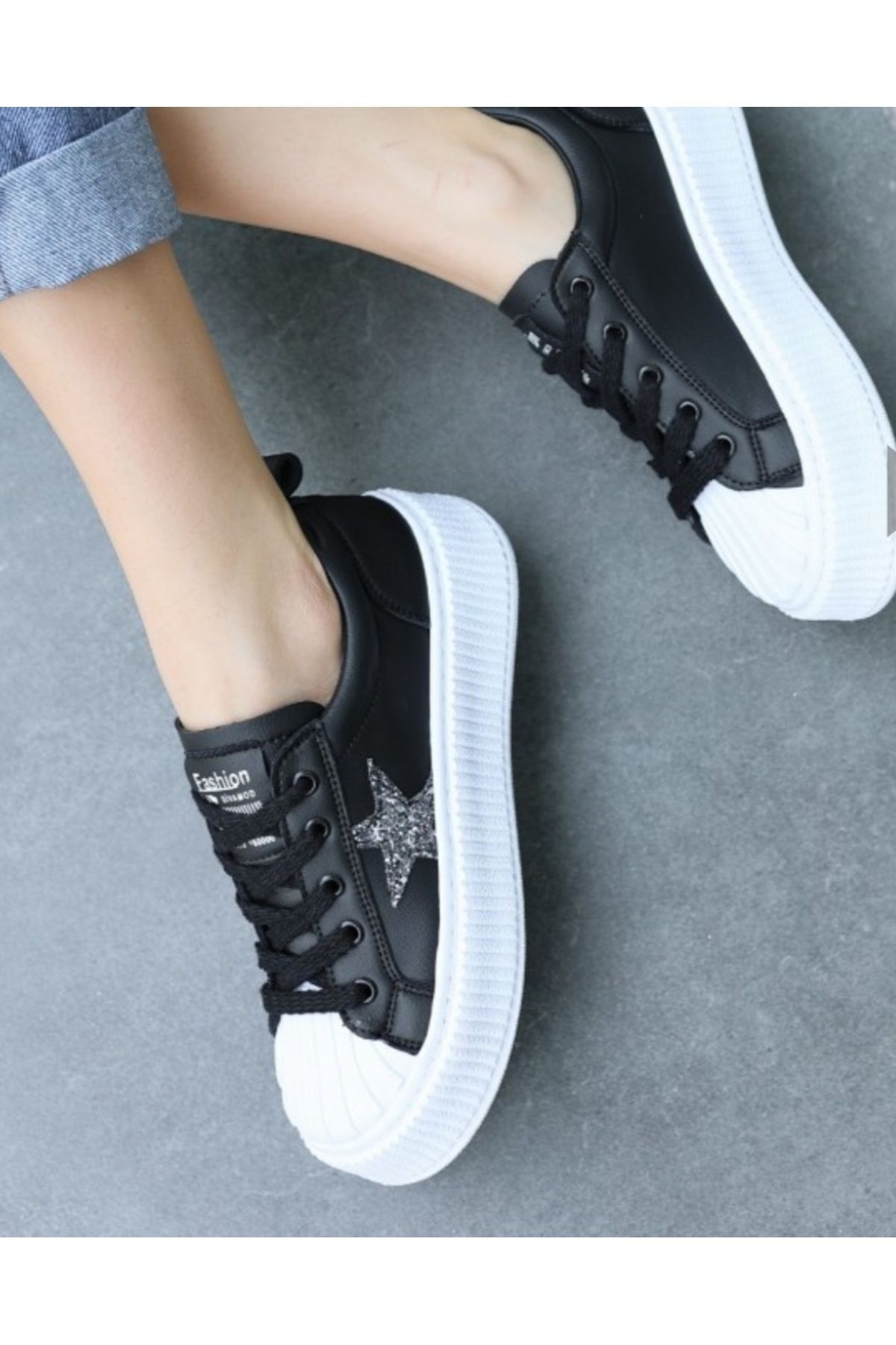 Favori Siyah cilt beyaz tabanlı spor ayakkabı bağcıklı spor ayakkabı