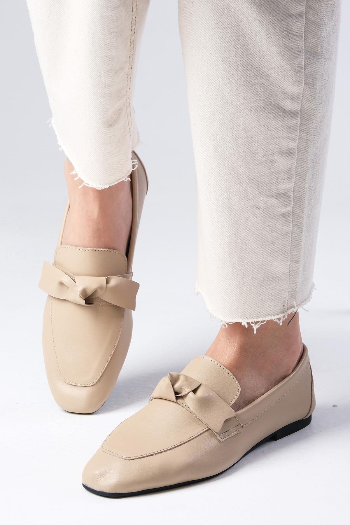 Mio Gusto Candy Hakiki Deri Ten Rengi Fiyonk Aksesuarlı  Küt Burunlu Kadın Loafer Ayakkabı