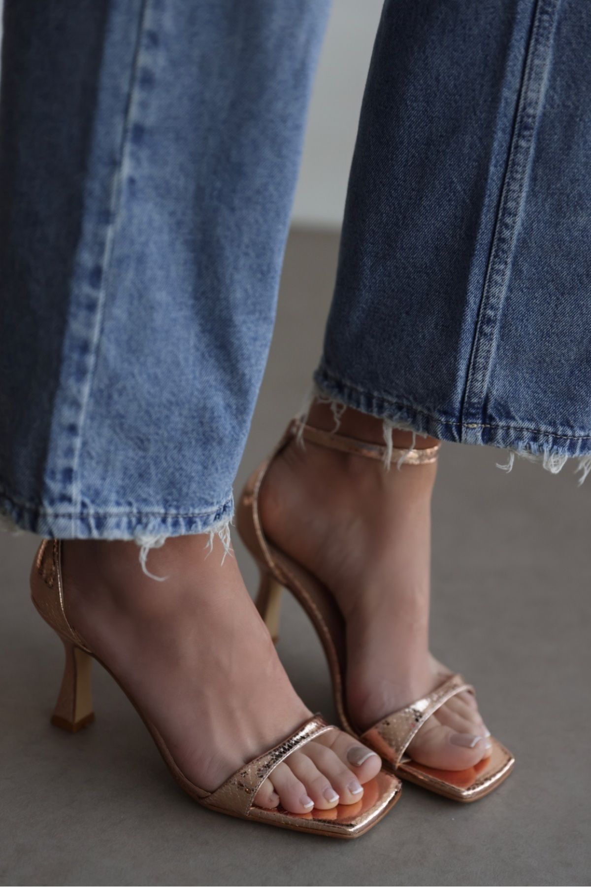 selinshoes Valentina Bant Detaylı Desenli İnce Topuklu Kadın Ayakkabı -  GOLD