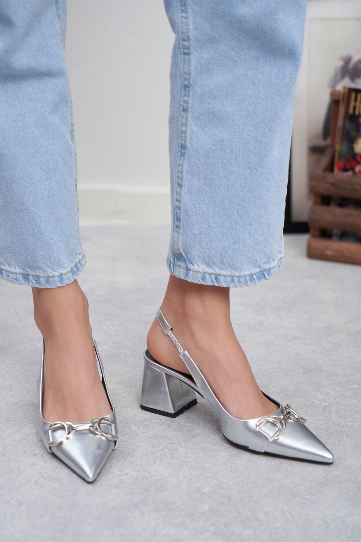 NİŞANTAŞI SHOES Daphne Gümüş Rugan Aksesuar Detaylı Sivri Burun Kadın Topuklu Ayakkabı