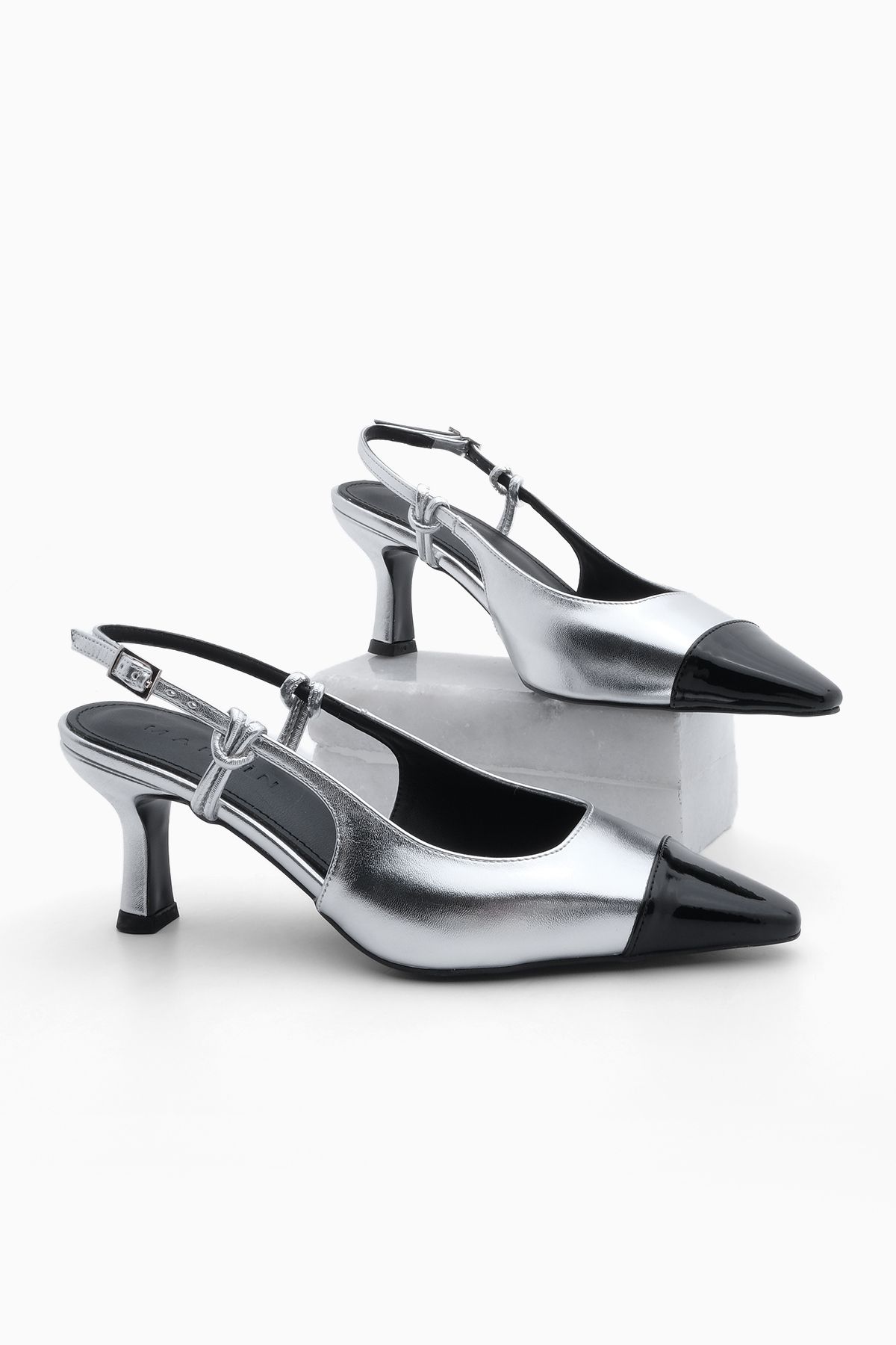 Marjin Kadın Sivri Burun Arkası Açık Ince Ökçe Klasik Topuklu Ayakkabı Lenes Gümüş