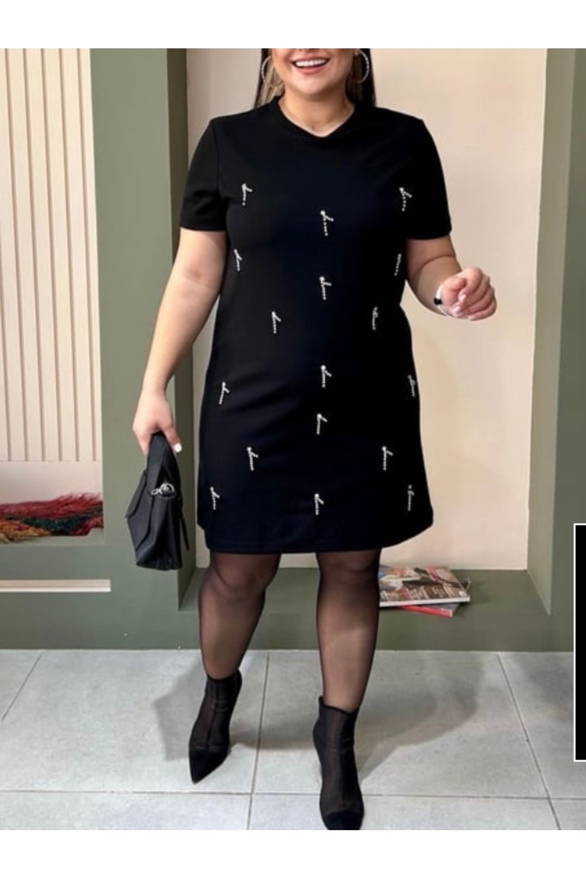 leilas Büyük Beden Siyah Renk Taş Işlemeli Kısa Kol Likralı Krep Elbise - Hem Şık Hem Günlük