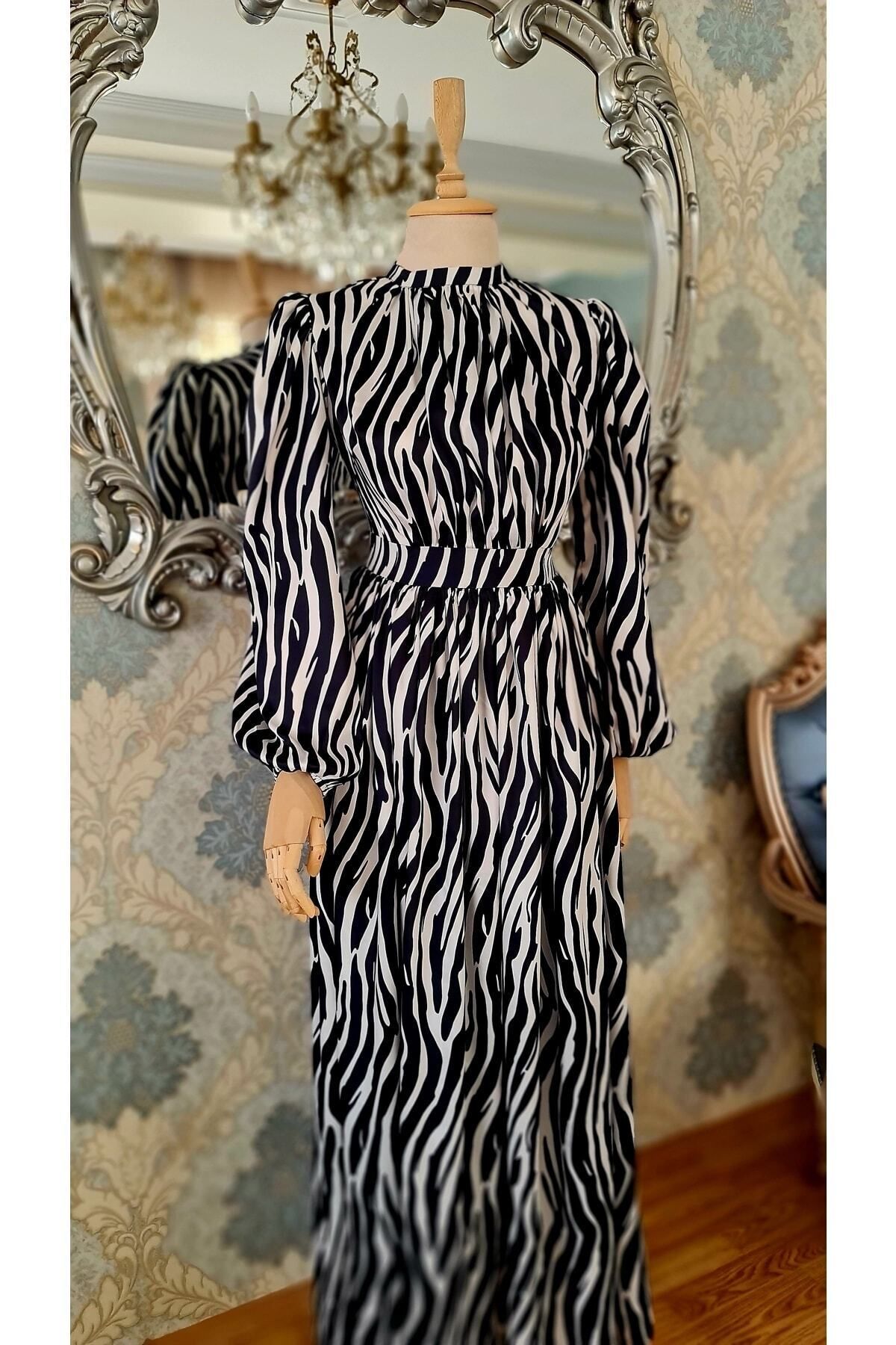 makbuleofficial Zebra Desenli Krep Saten ,yakada Büzgü Detaylı Tesettür Elbise
