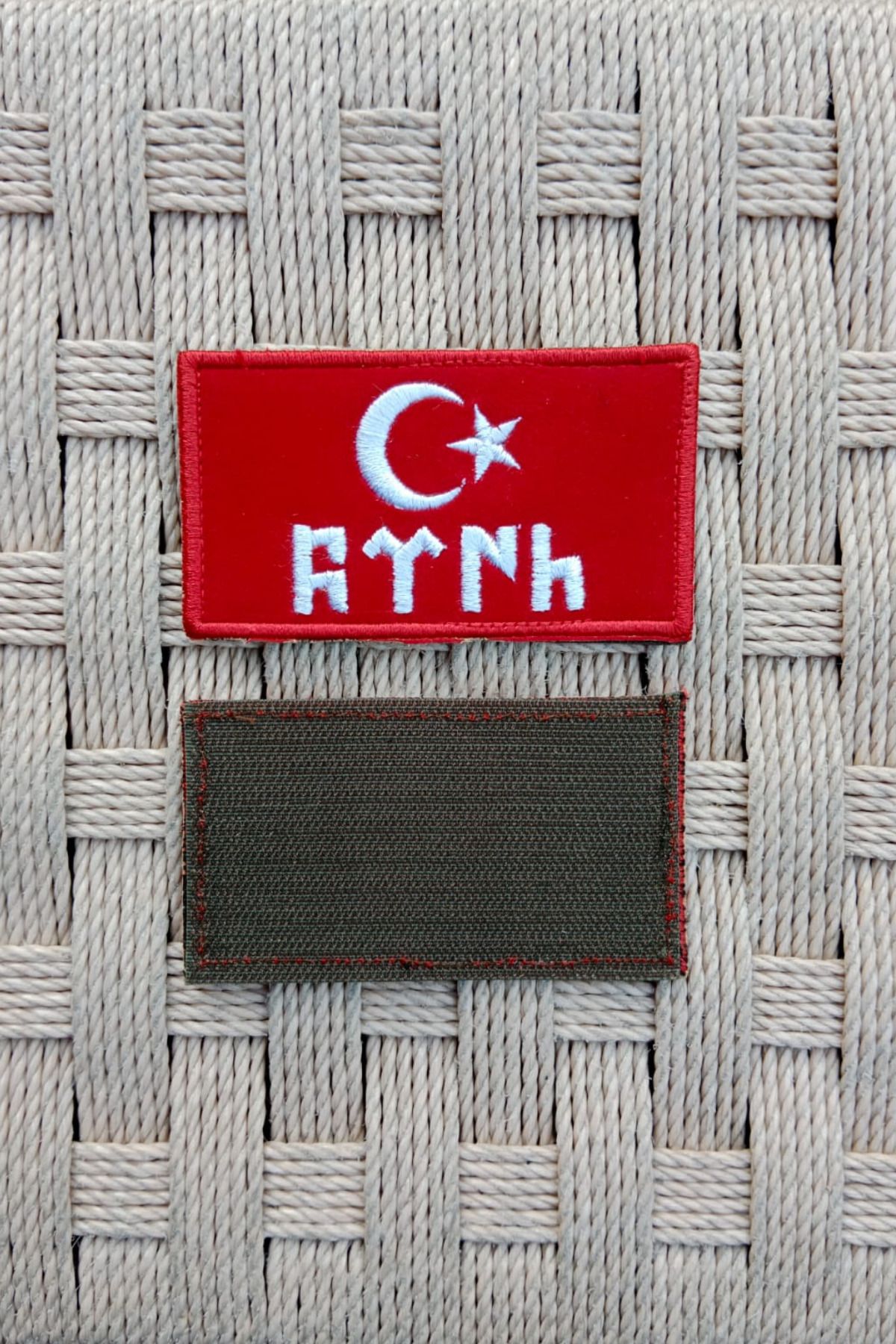 İZMİR ASKERİ MALZEME Nakış işlemeli Kırmızı Zemin Beyaz Eski Türkçe TÜRK Yazılı Arma Patch Peç