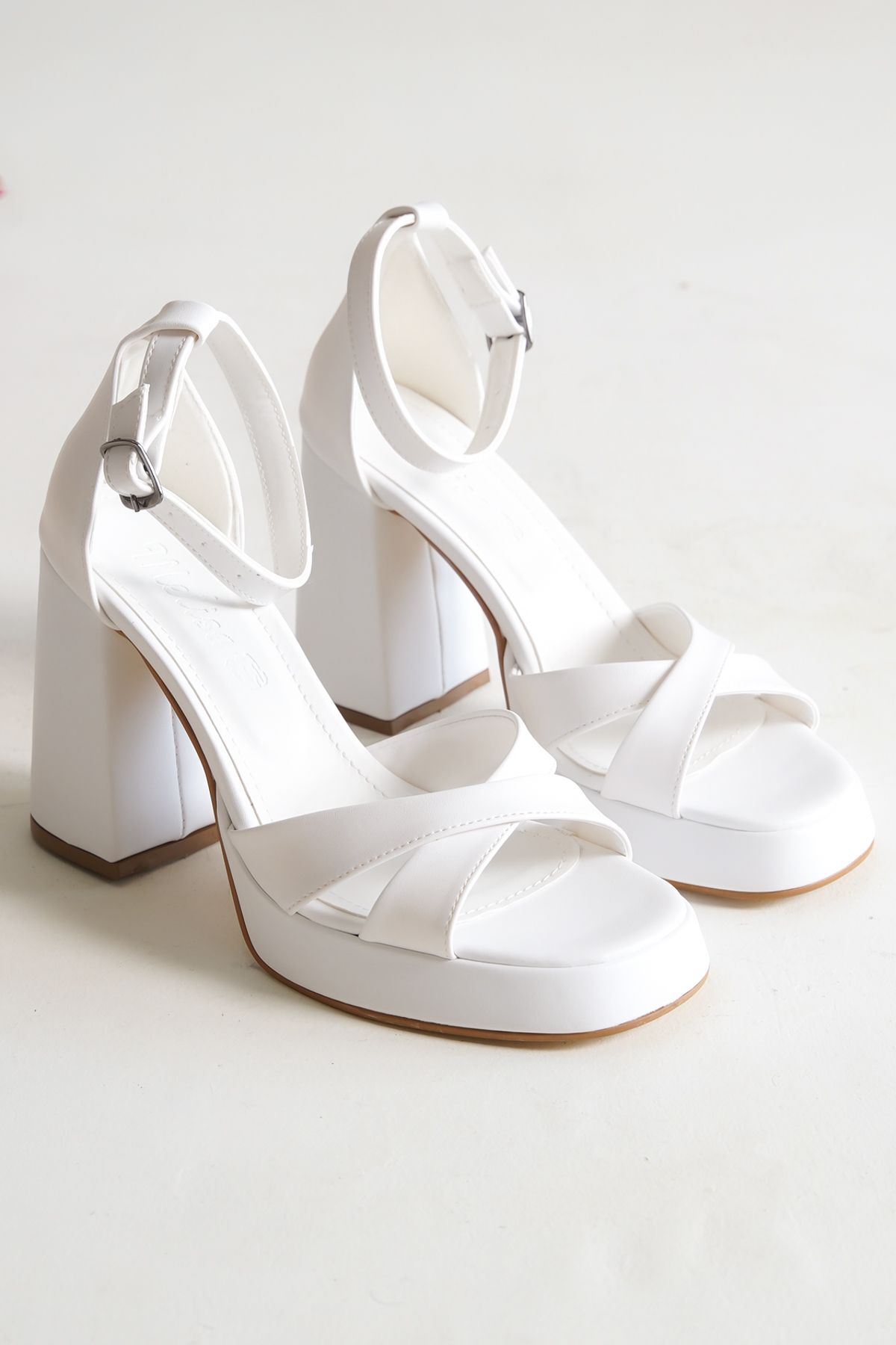 Moda Değirmeni Beyaz Cilt Kadın Çapraz Platform Topuklu Ayakkabı Bg1115-119-0002