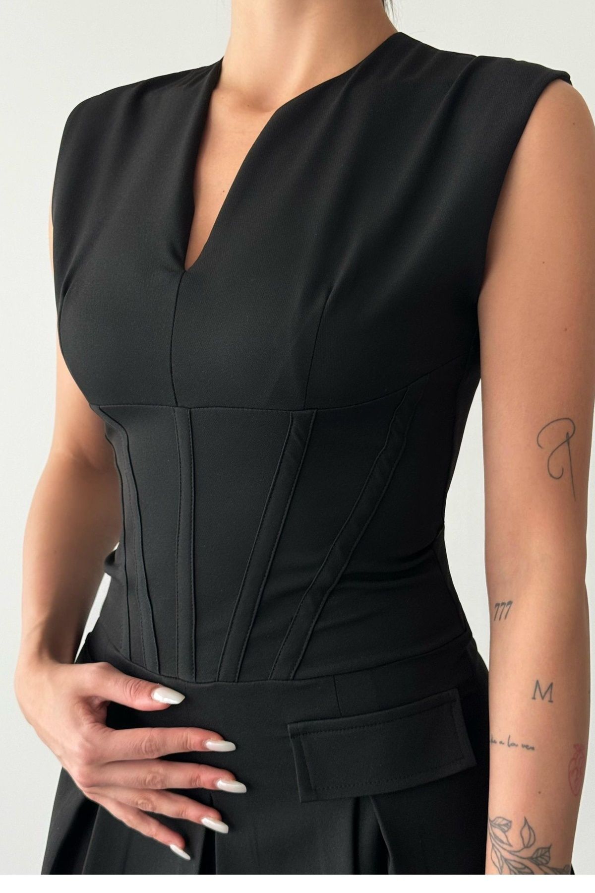 WOMAN VISION Kadın Siyah Esnek Kumaş V Yaka Biye ve Kapak Cep Detay Kolsuz Eteği Pileli Mini Elbise 085