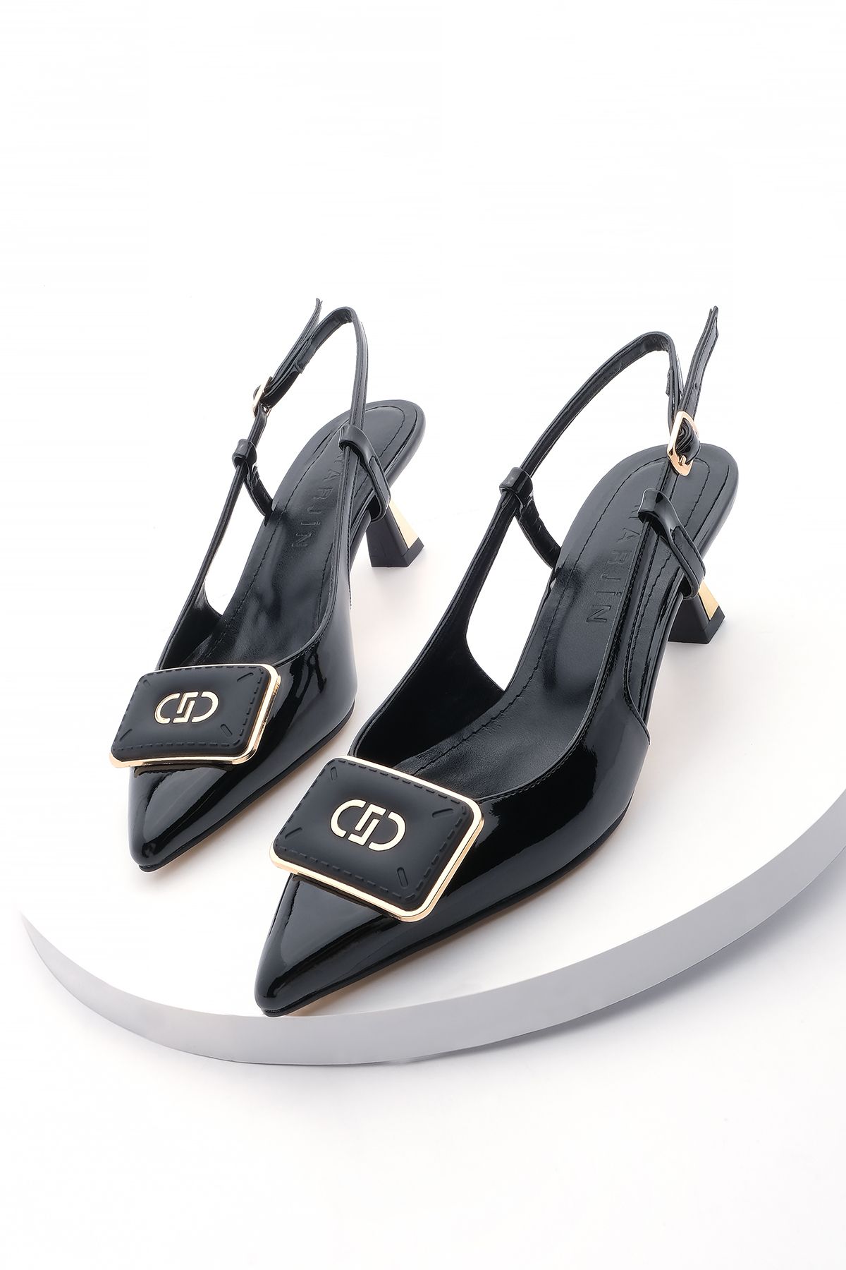 Marjin Kadın Sivri Burun Tokalı Arkası Açık Atkılı Klasik Topuklu Ayakkabı Lebir Siyah Rugan