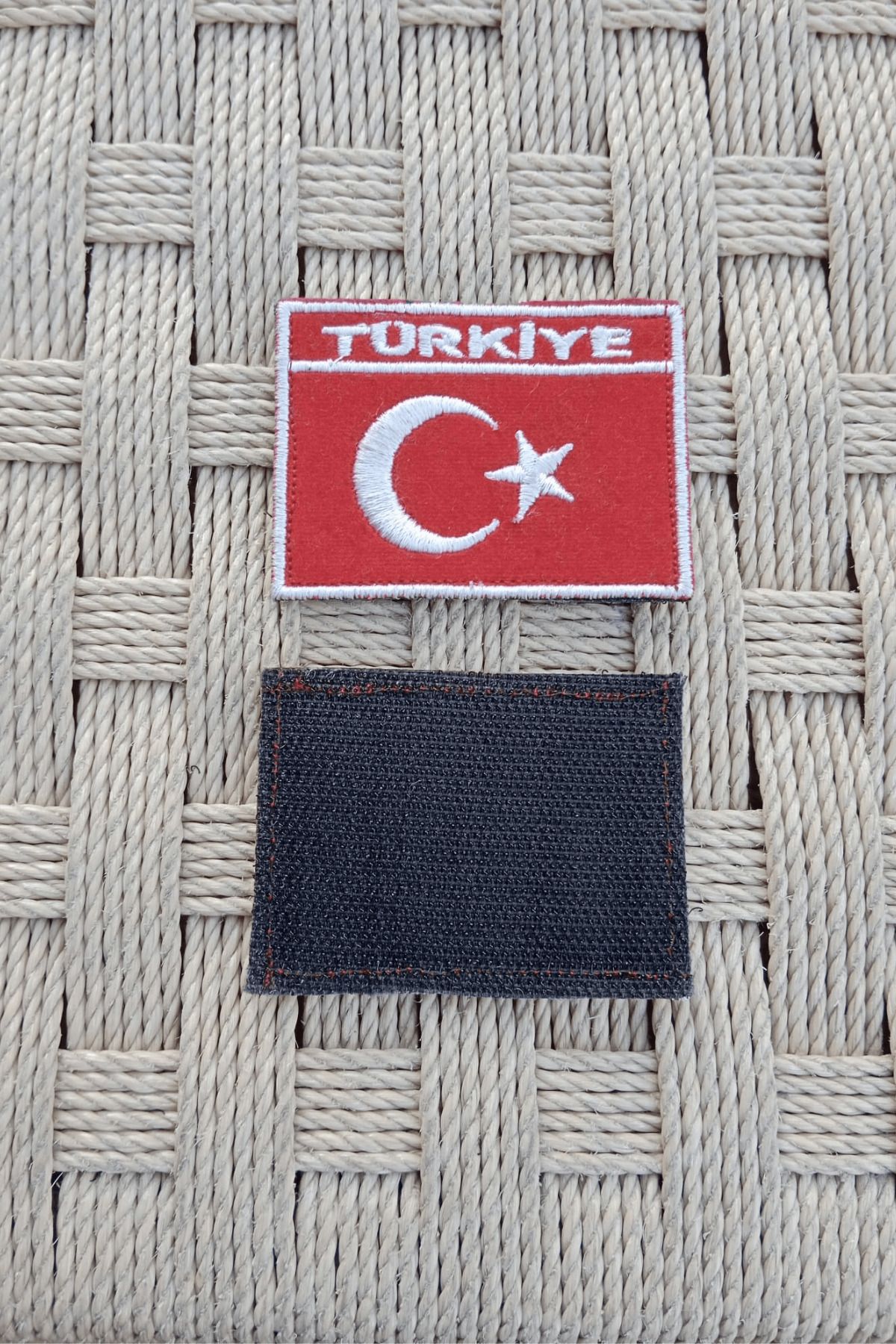 İZMİR ASKERİ MALZEME Nakış işlemeli Kadife Kumaş Kırmızı Zemin Türkiye Yazılı Ayyıldız Bayraklı Arma Patch Peç