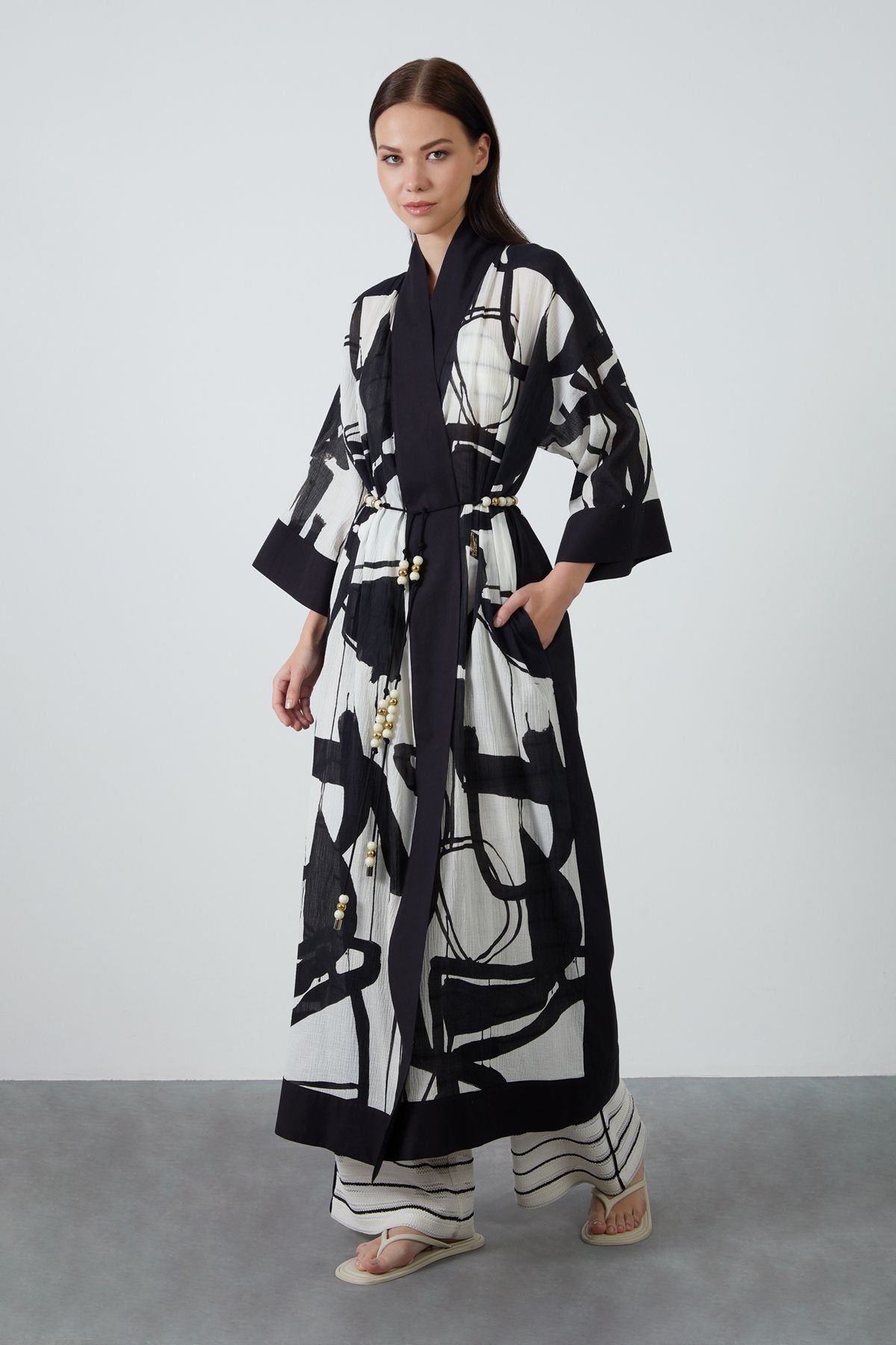 GIZIA Boncuklu Kordon Detaylı Siyah Desenli Kimono