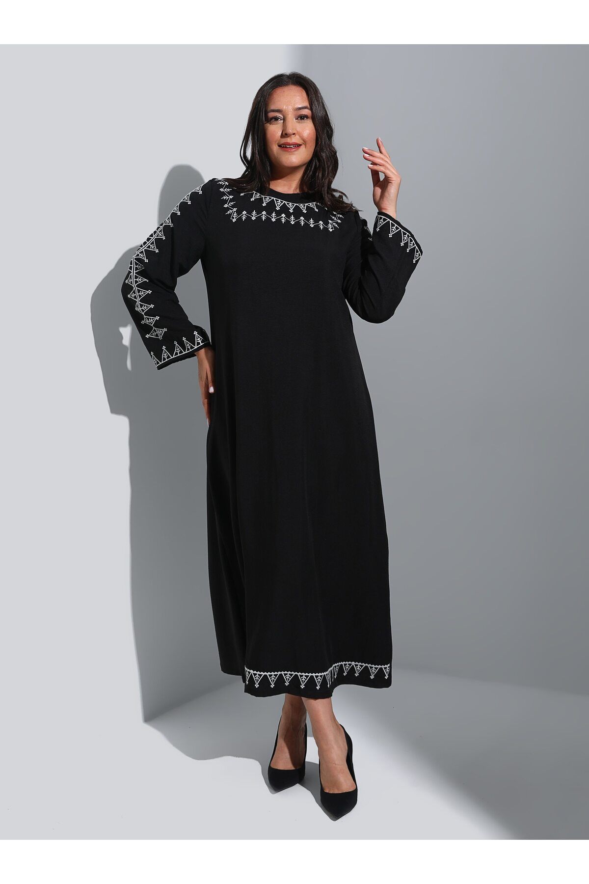 Alia Doğal Kumaşlı Büyük Beden Nakış Detaylı Tesettür Elbise - Siyah - Alia