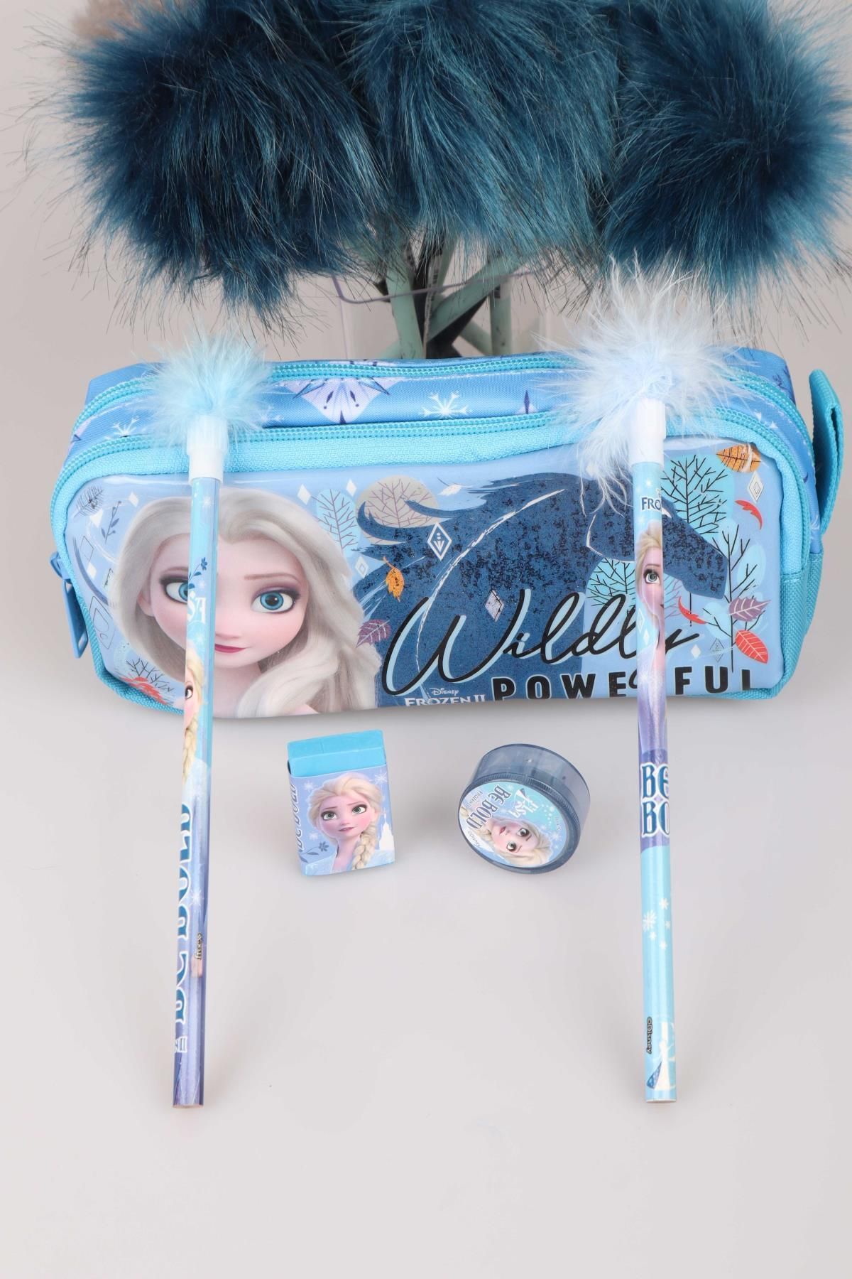 ELSA Dekomus Lisanslı Frozen Elsa Kalem Çantası,2 Adet Tüylü Kurşun Kalem , Kalemtraş Ve Silgi Kırtasiye