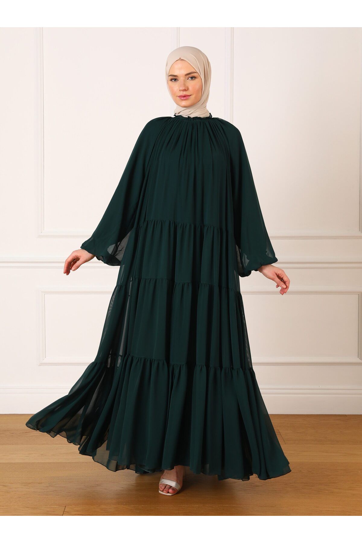 Refka Yakası Gipe Detaylı Geniş Kesim Şifon Tesettür Abiye Elbise - Zümrüt Yeşili - Refka